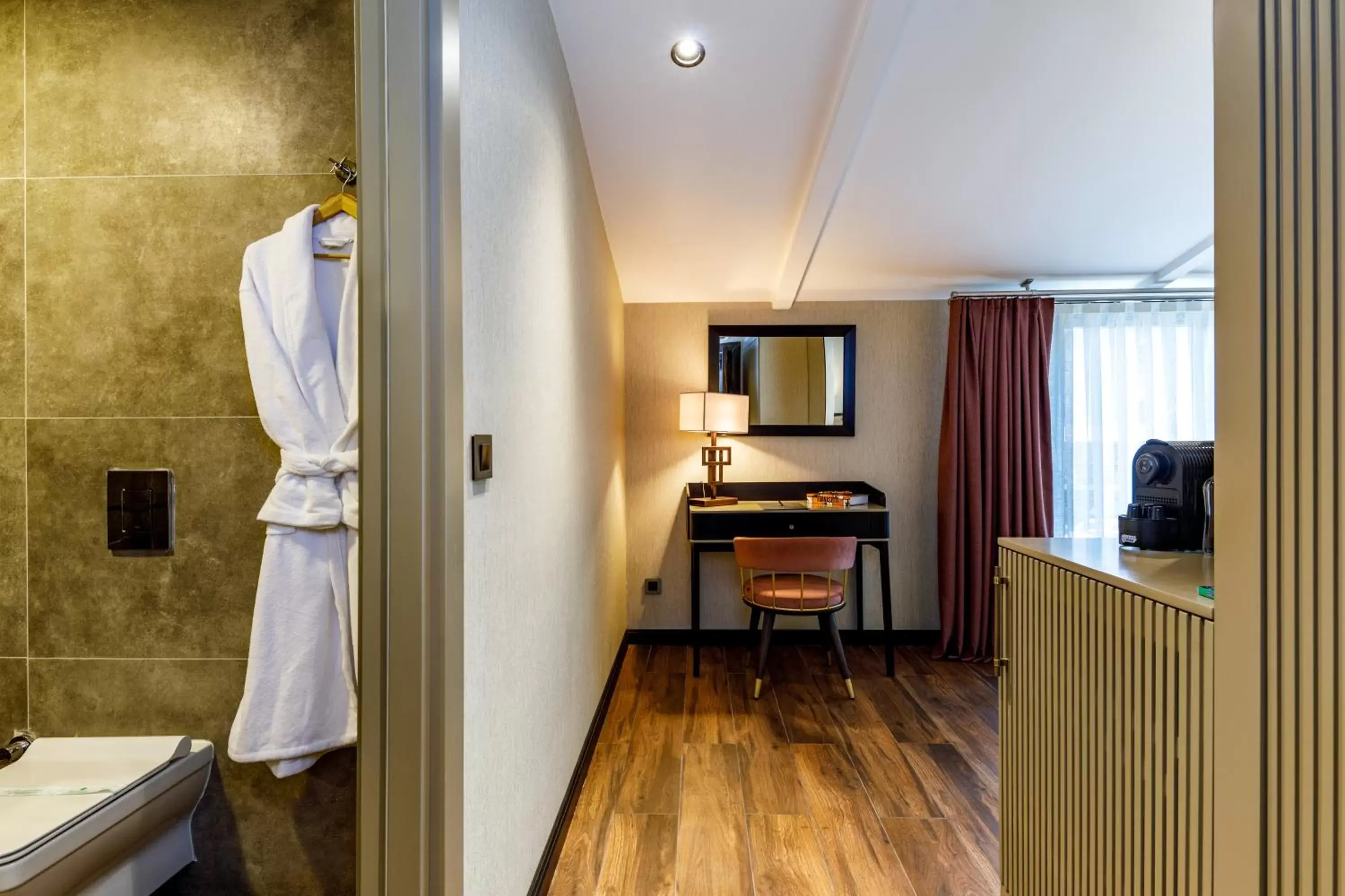 Bedroom, Kitchen/Kitchenette in Euro Design Hotel
