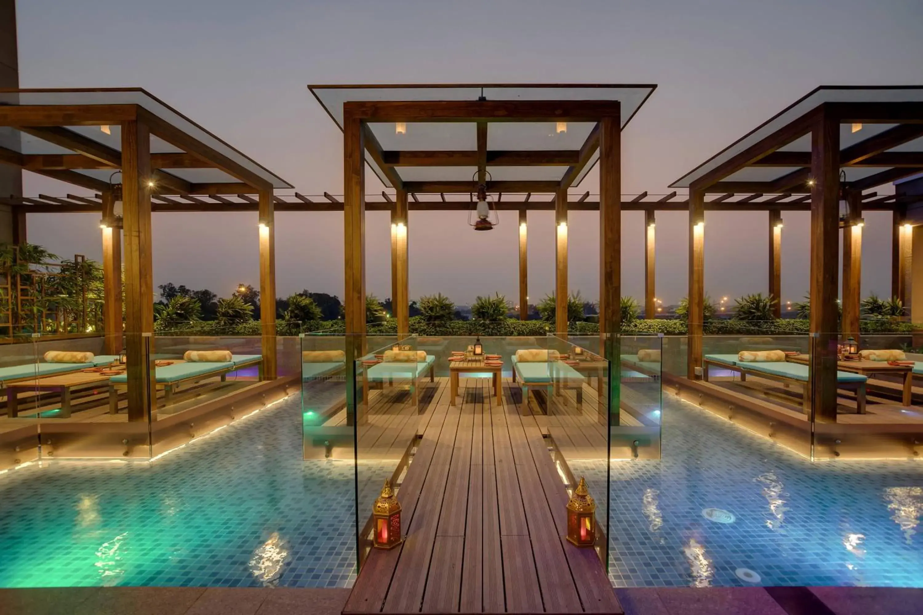 Restaurant/places to eat, Swimming Pool in Courtyard by Marriott Surat