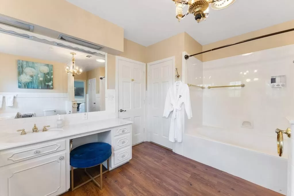 Bathroom in Presidents House B & B