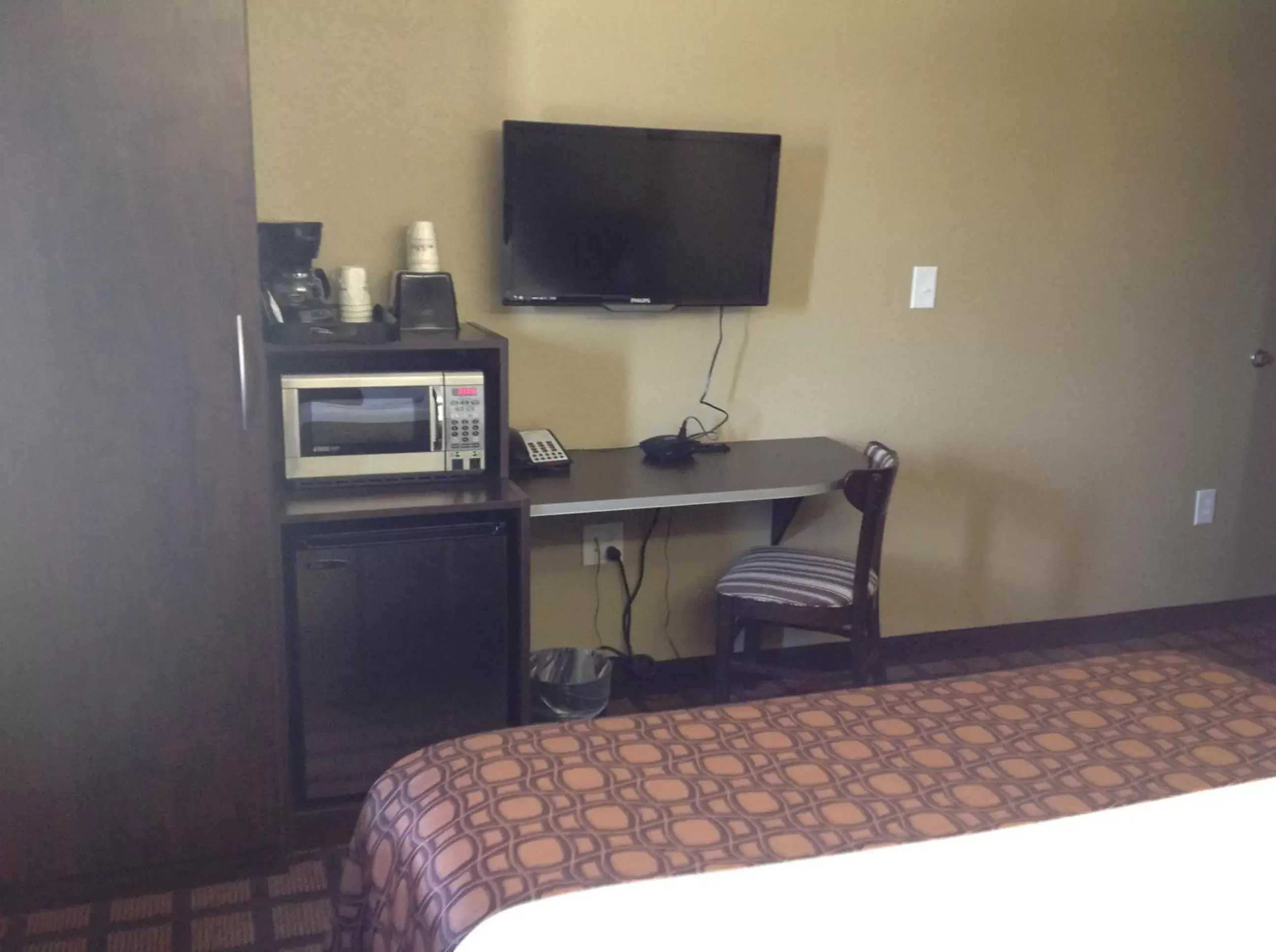 Bedroom, TV/Entertainment Center in Microtel Inn & Suites Gonzales TX