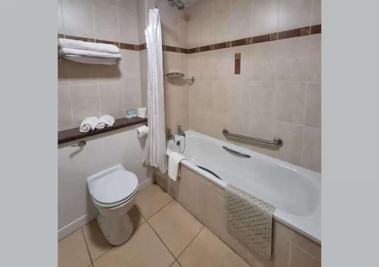 Bathroom in Allingham Arms Hotel
