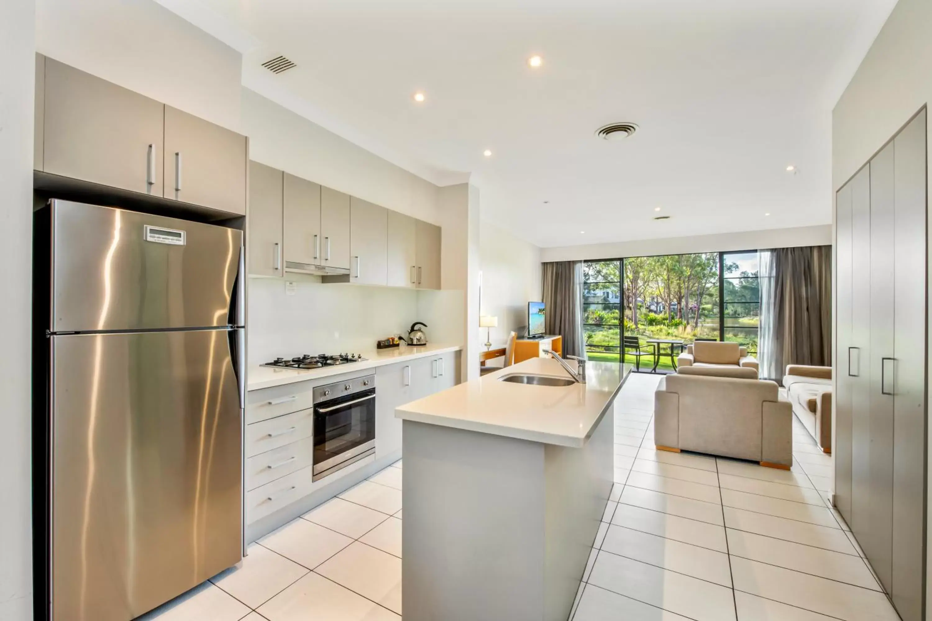 kitchen, Kitchen/Kitchenette in Mercure Kooindah Waters Central Coast