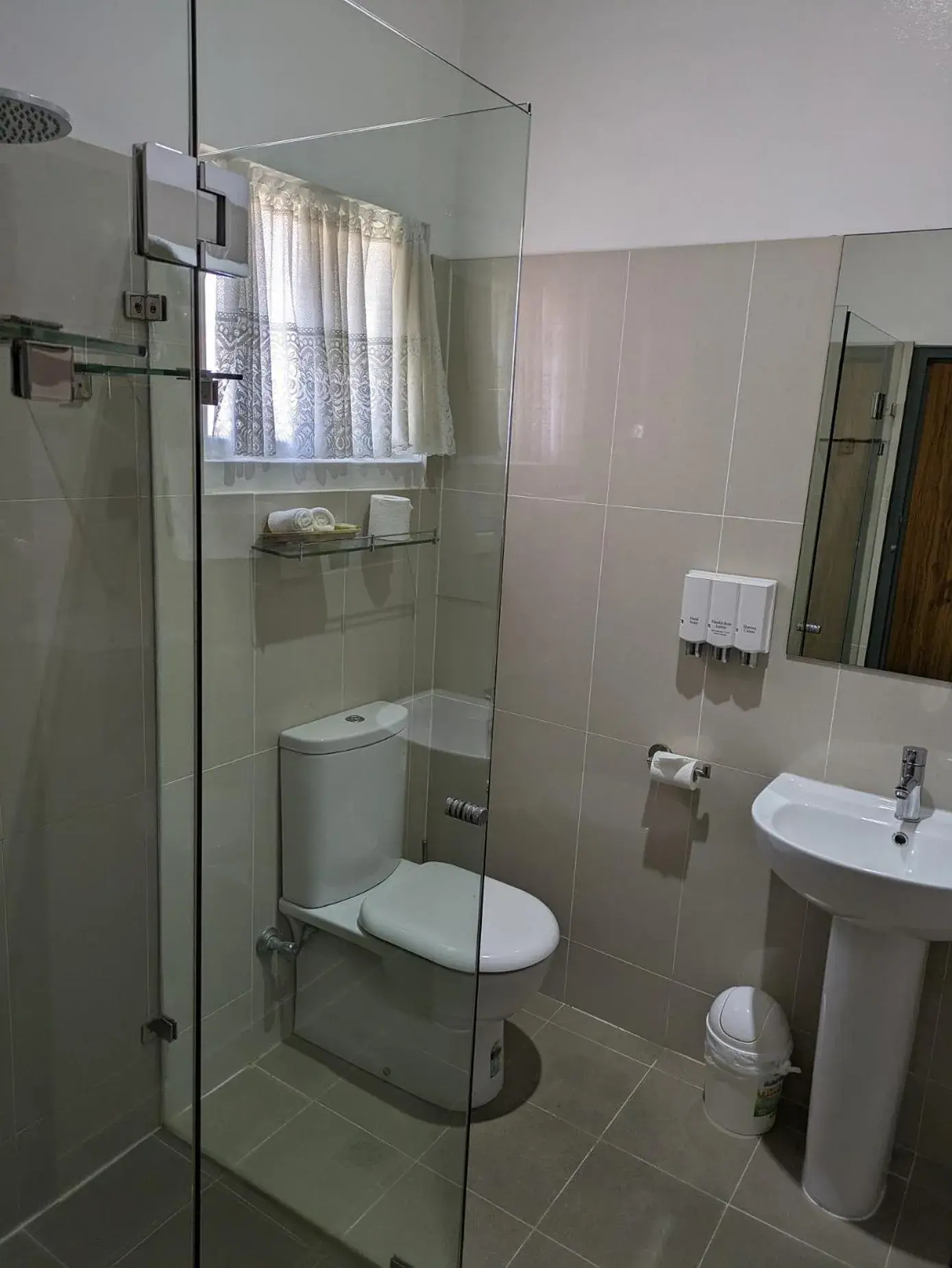 Toilet, Bathroom in Country Lodge Motor Inn