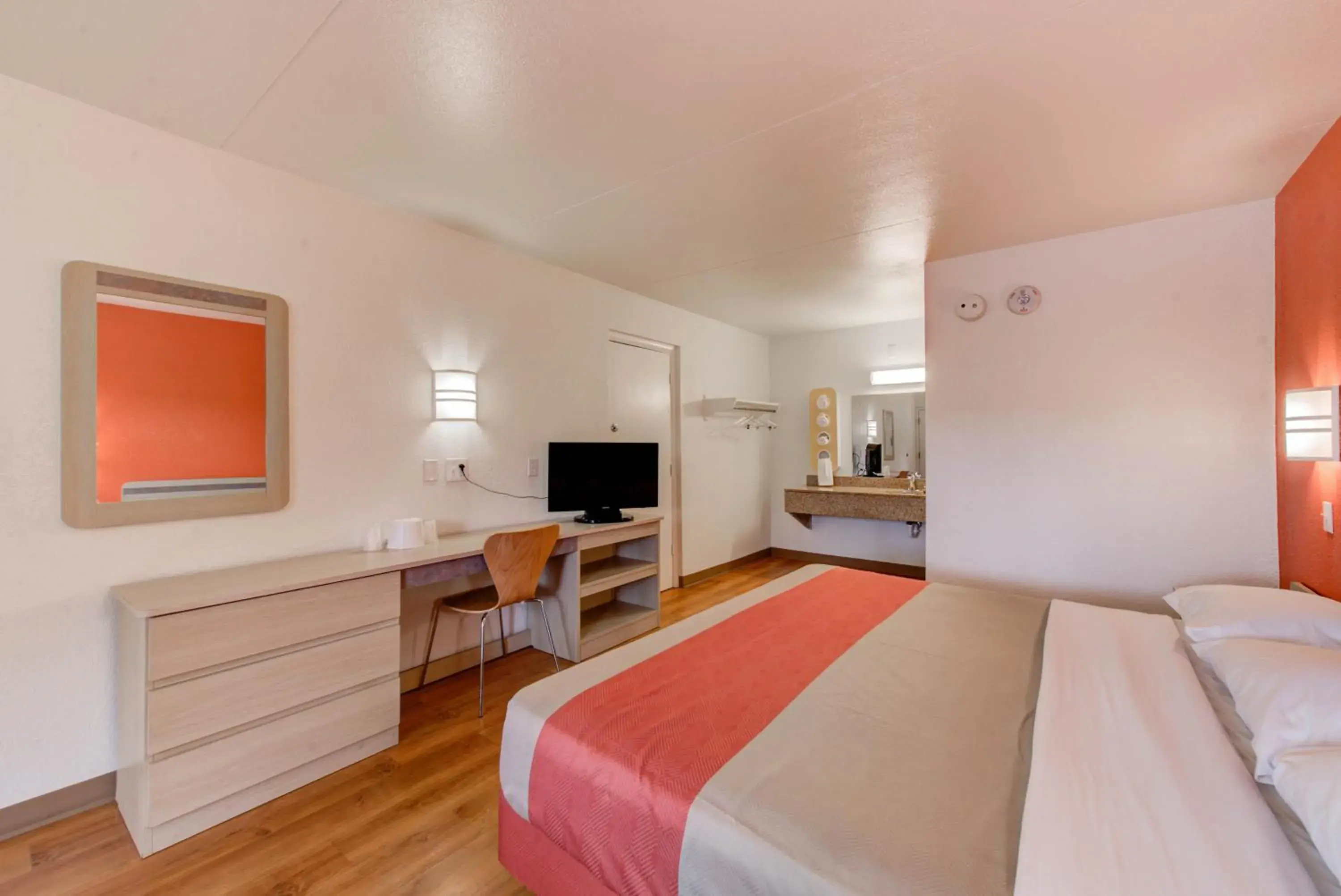 Bed, TV/Entertainment Center in Motel 6-Norfolk, VA