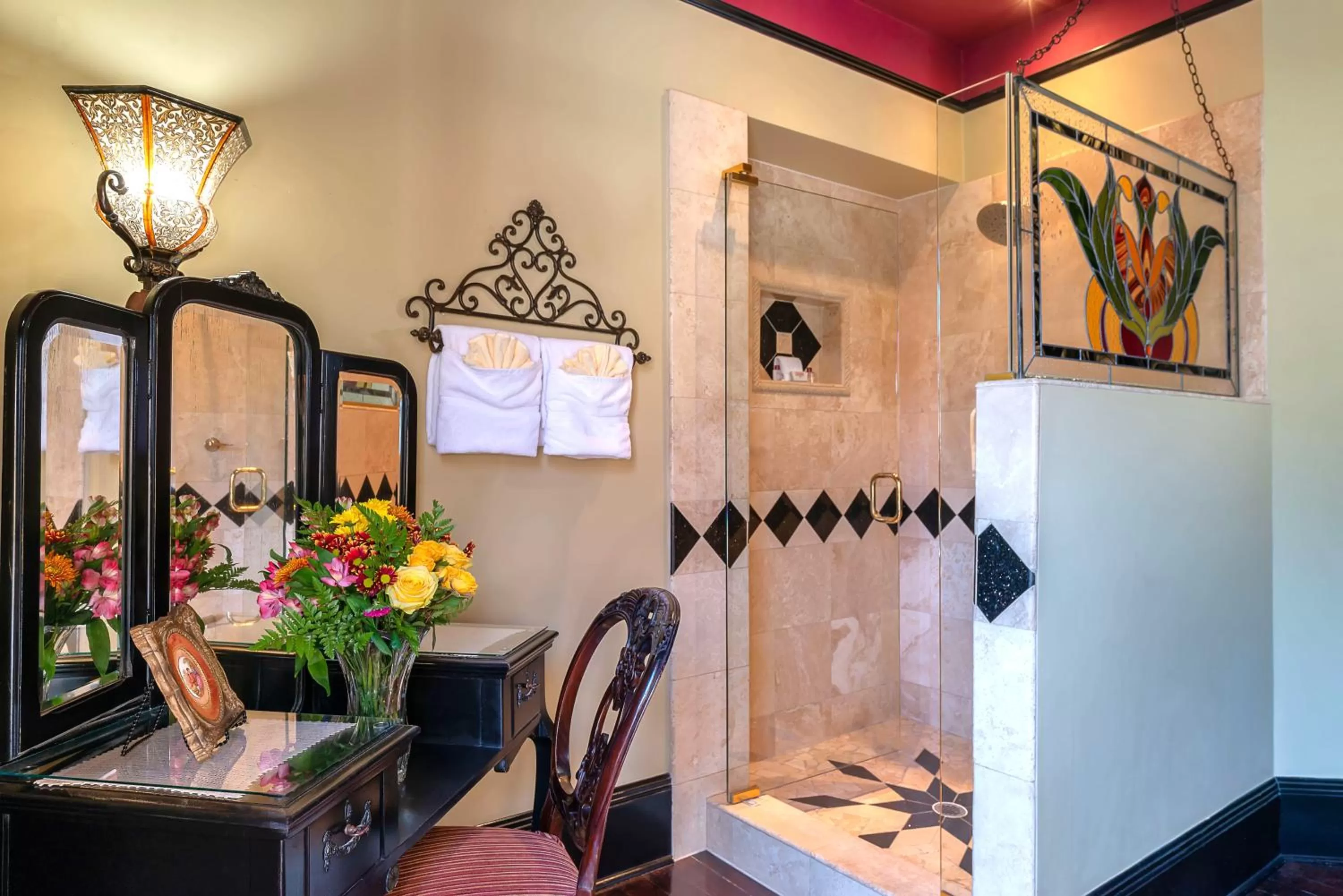 Shower in Cedar House Inn