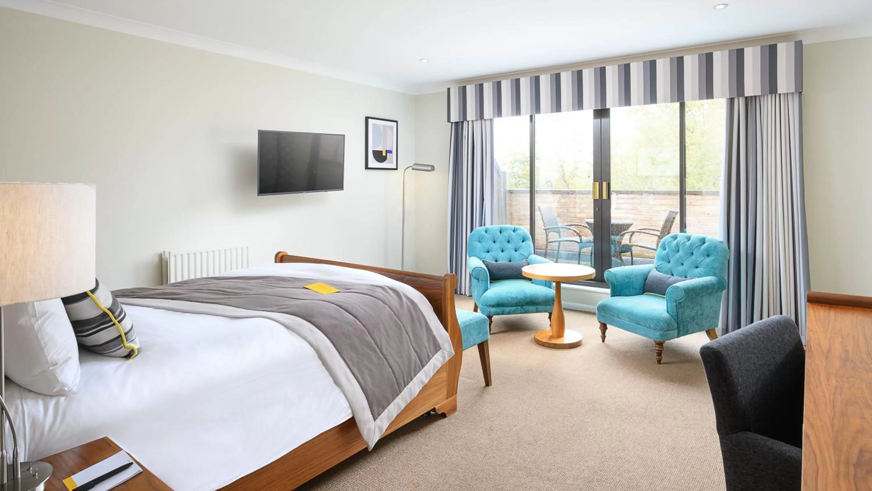 Photo of the whole room, Bed in voco Oxford Spires by IHG