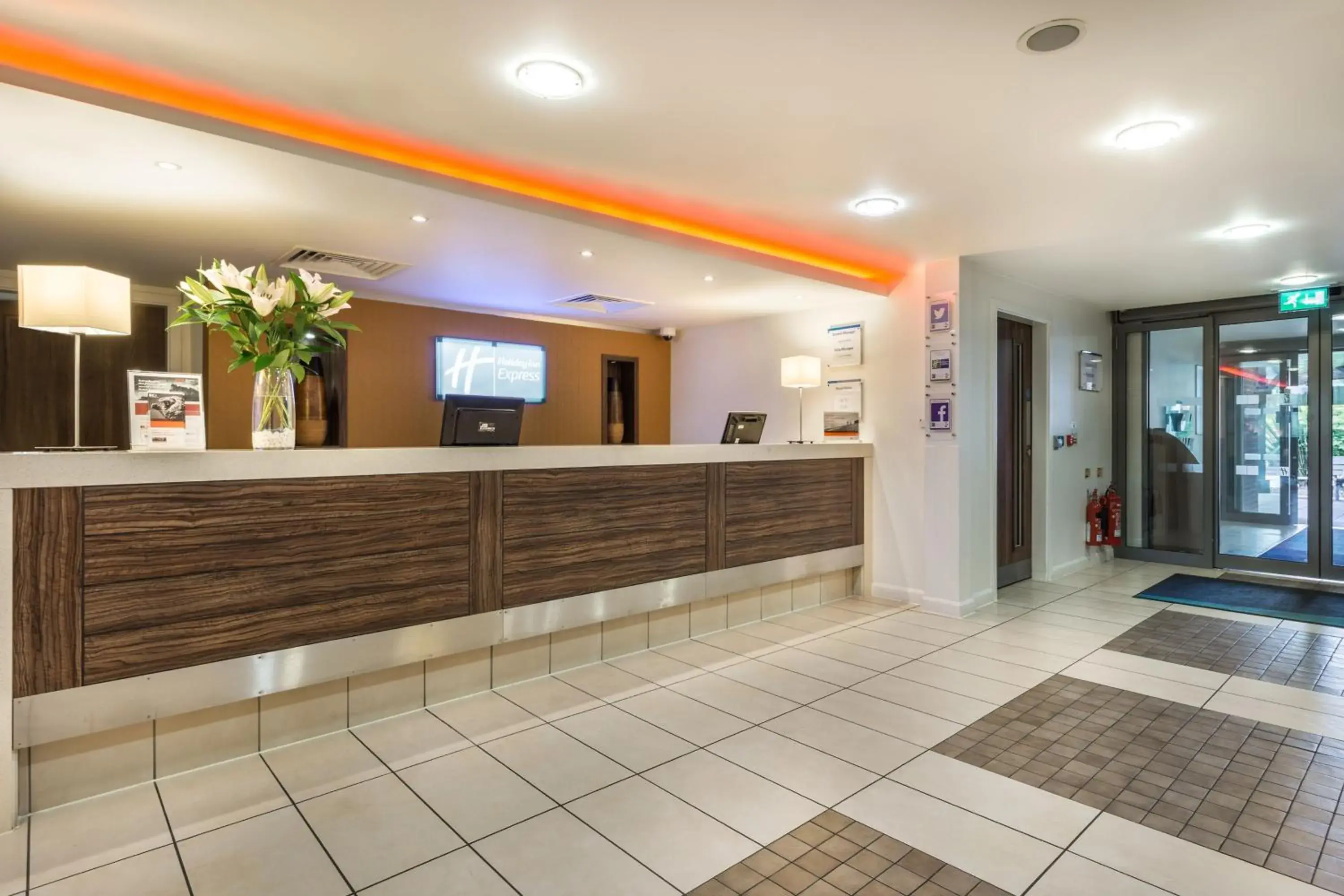 Property building, Lobby/Reception in Holiday Inn Express Colchester