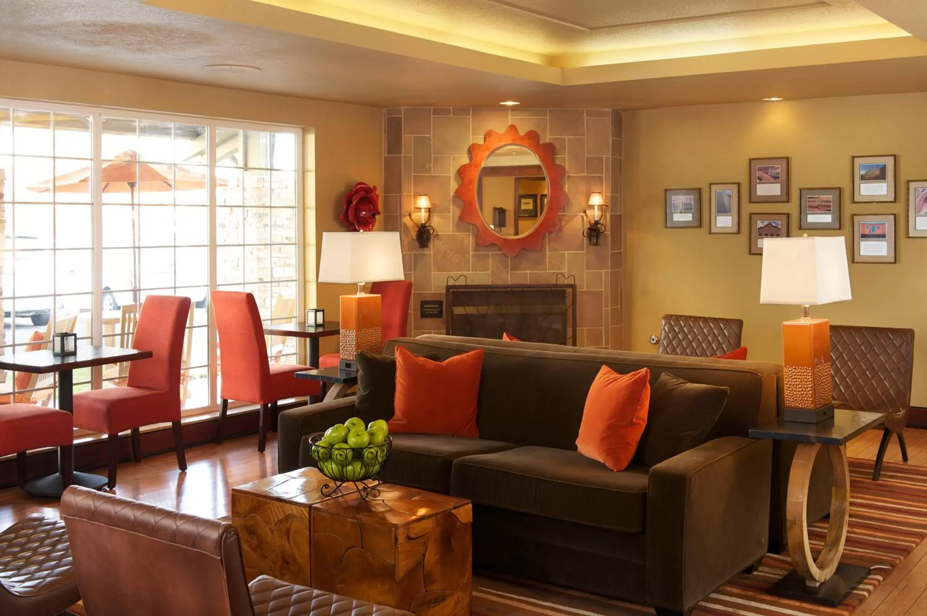 Restaurant/places to eat, Lounge/Bar in Larkspur Landing Sacramento-An All-Suite Hotel