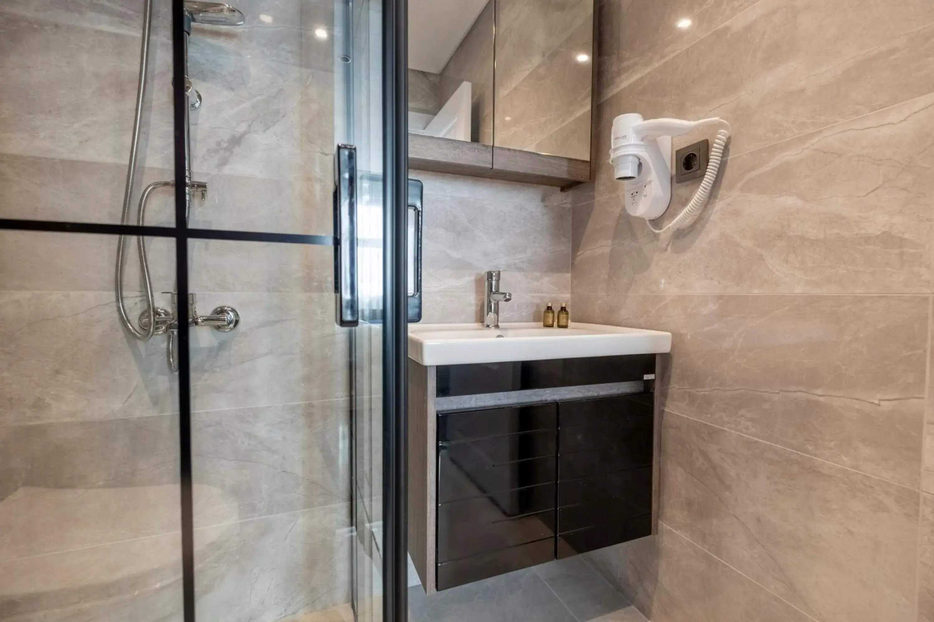 Shower, Bathroom in Hub Suite Istanbul