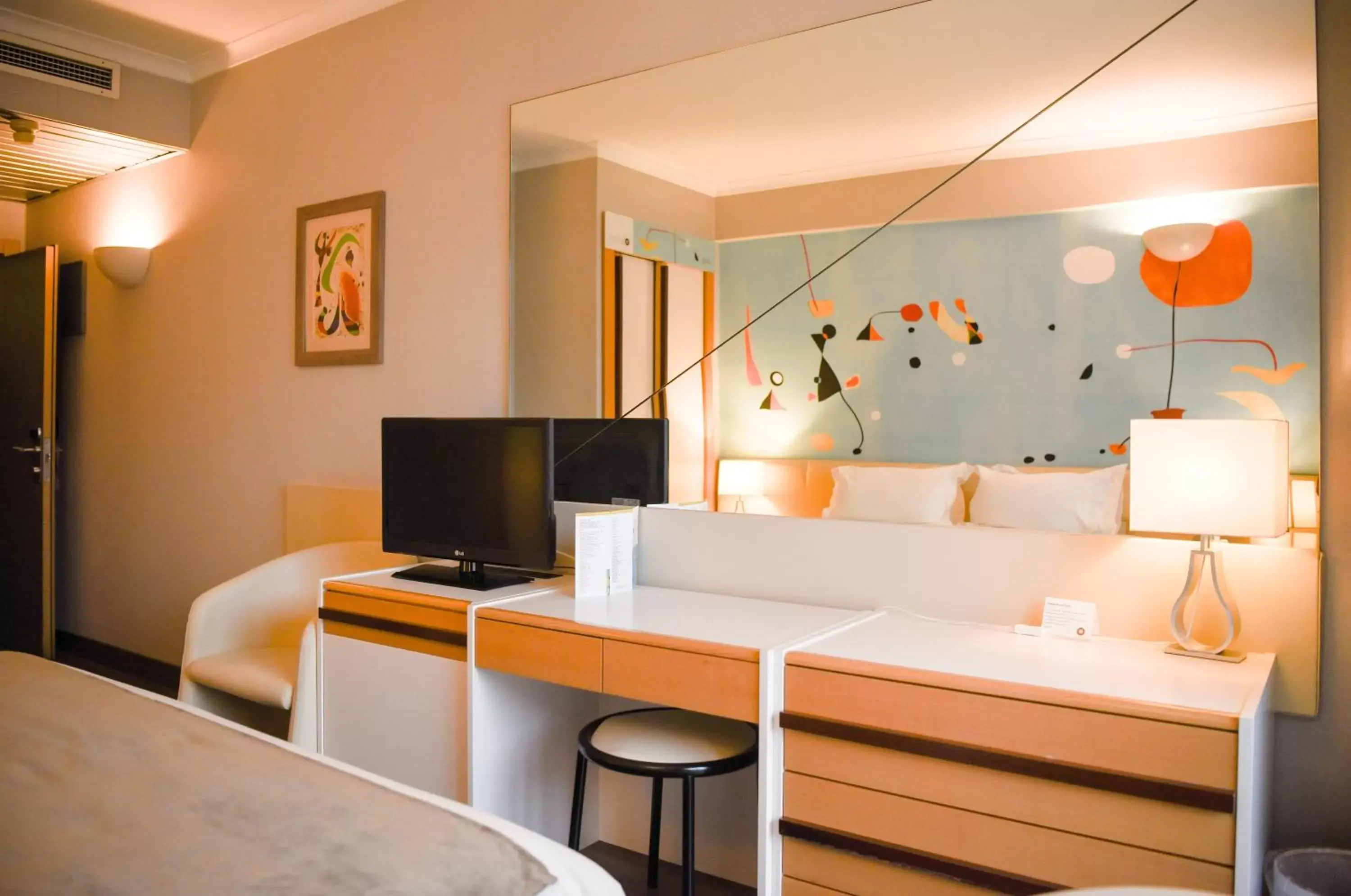 Communal lounge/ TV room in Hotel 3K Barcelona