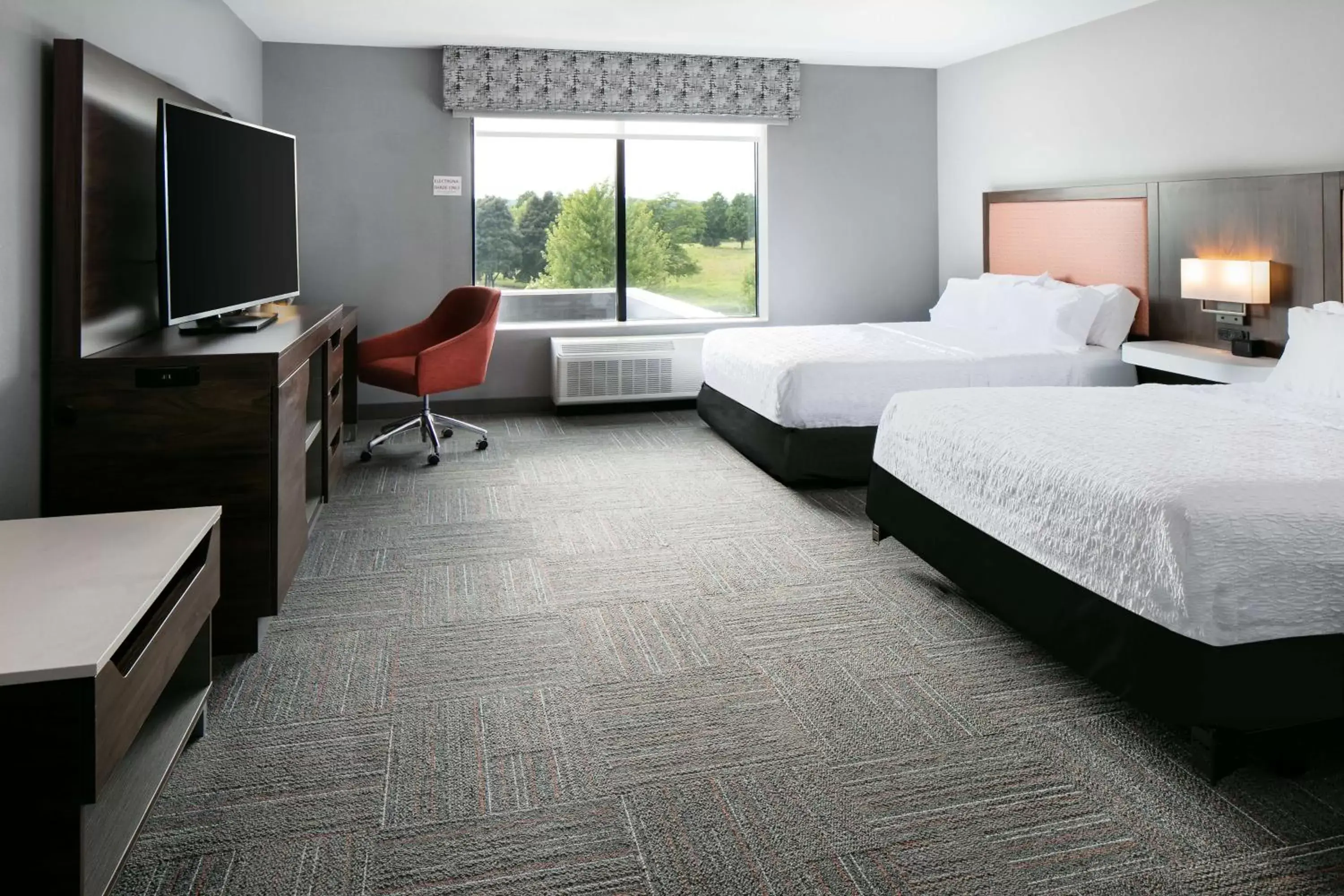 Bed, TV/Entertainment Center in Hampton Inn & Suites West Bend