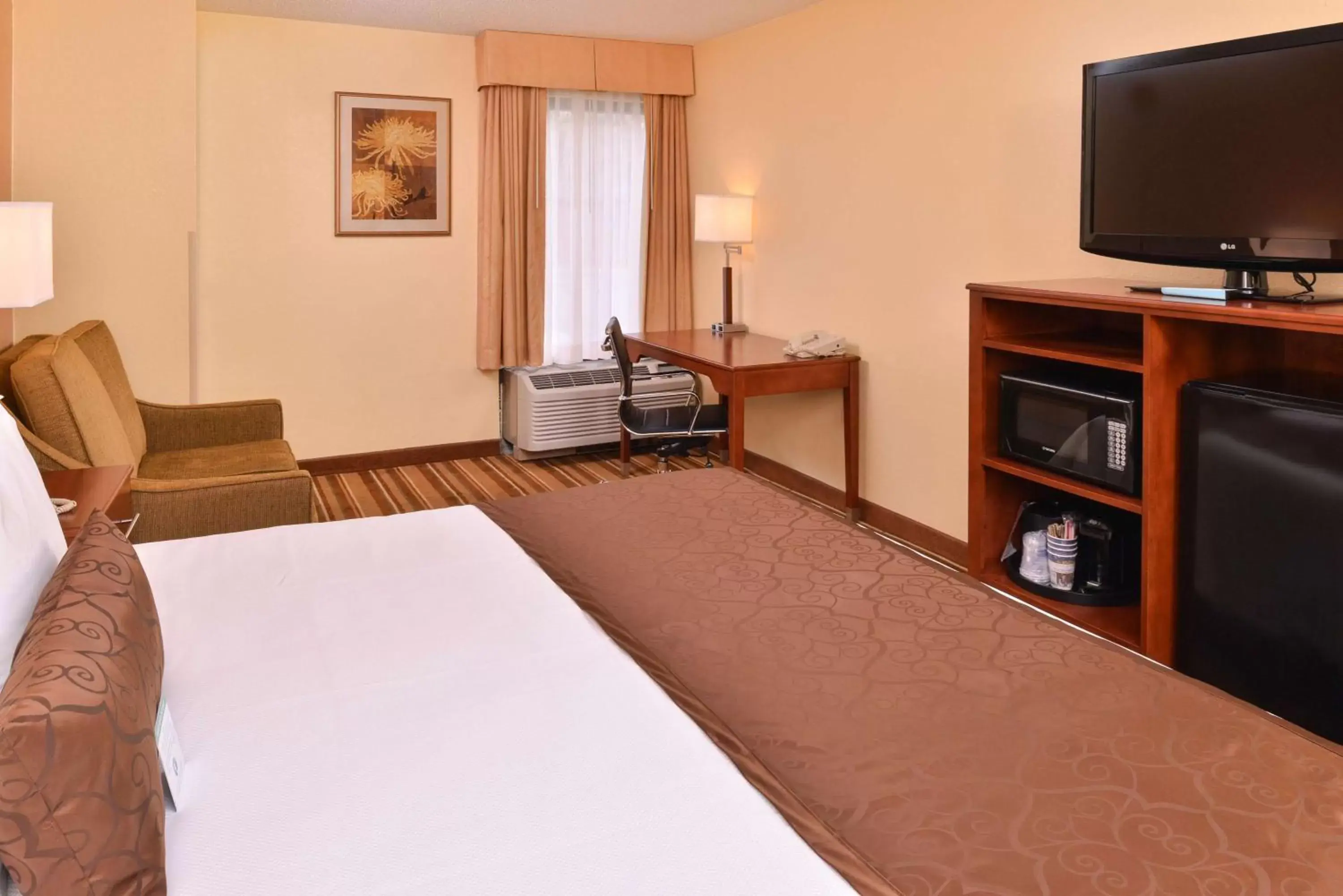 Photo of the whole room, TV/Entertainment Center in Best Western Plus Richmond