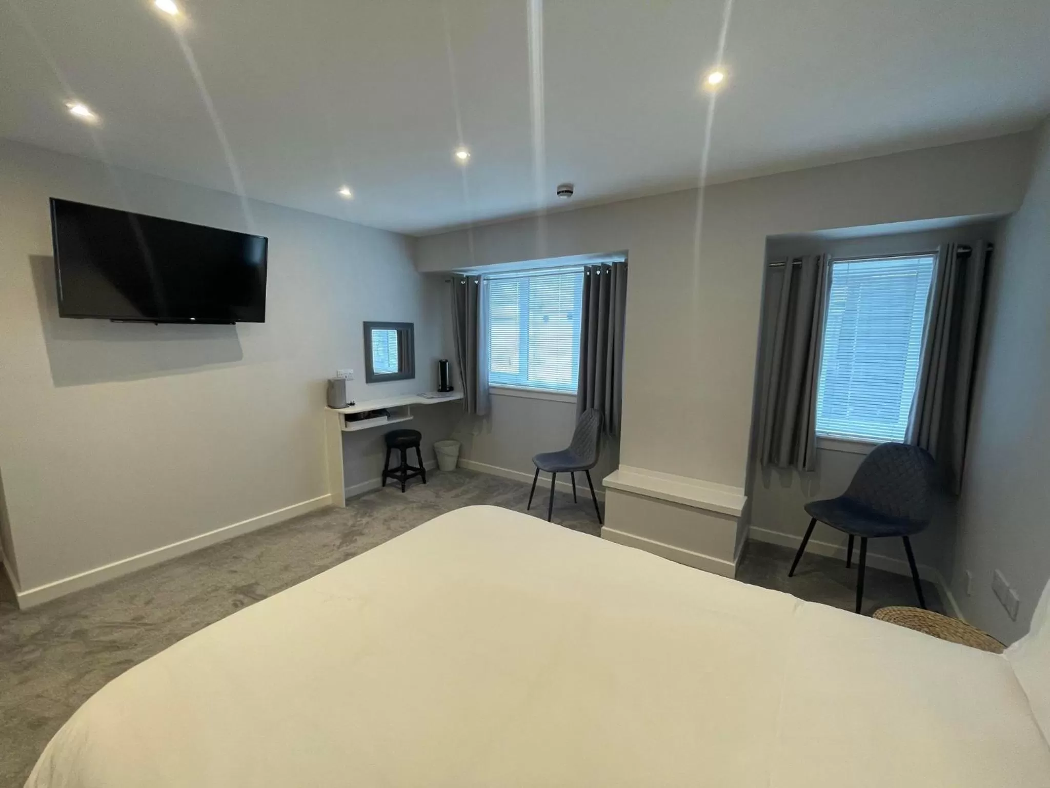 Property building, Bed in Airlie Arms Hotel