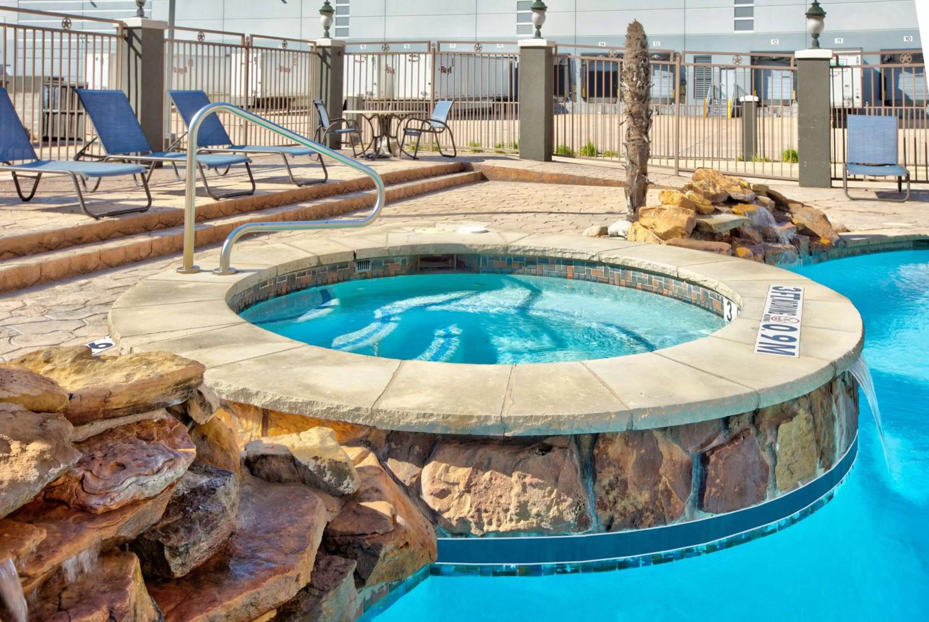Hot Tub in La Quinta by Wyndham Dallas Grand Prairie South