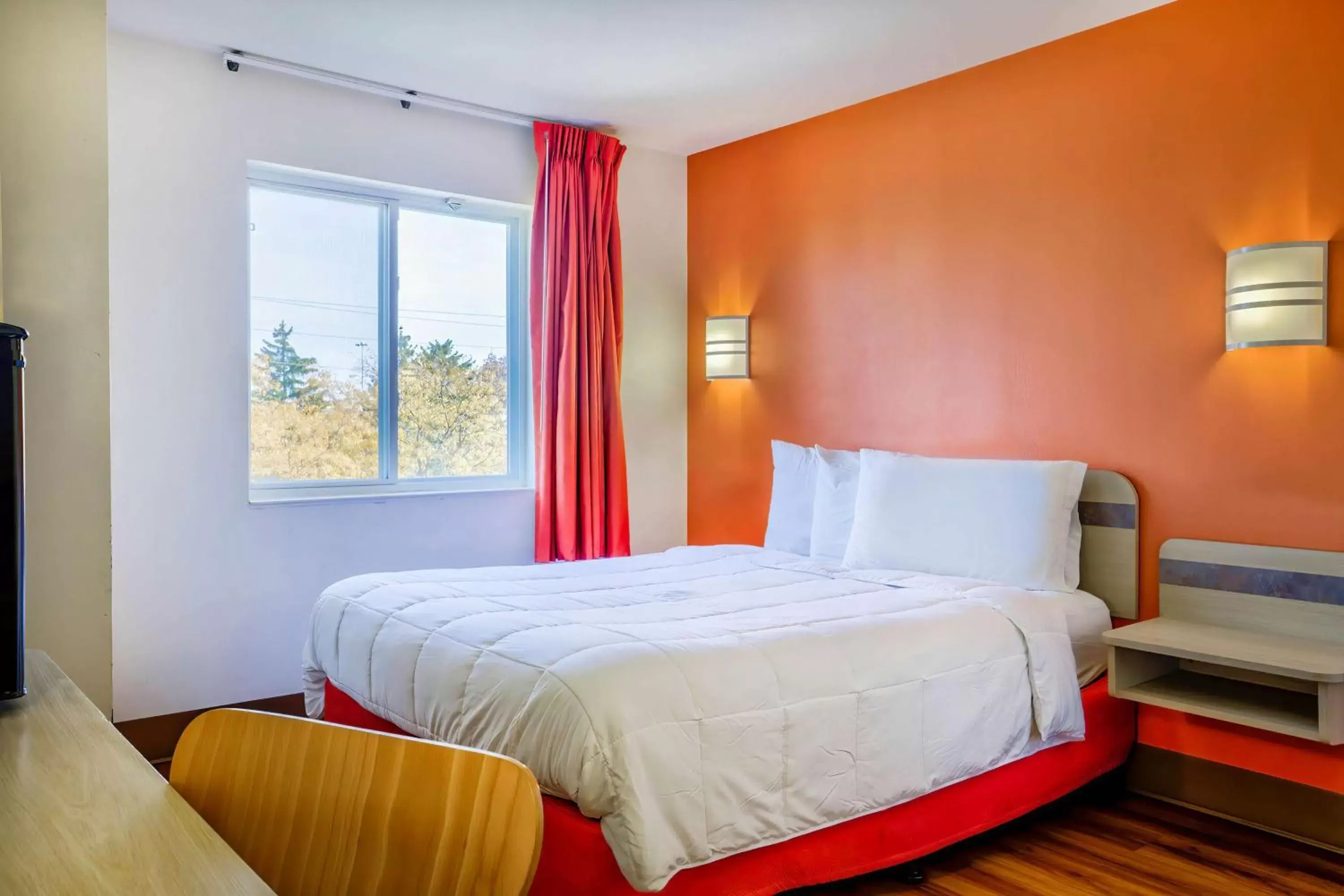 Bedroom, Bed in Motel 6-Burlington, ON - Toronto West - Oakville