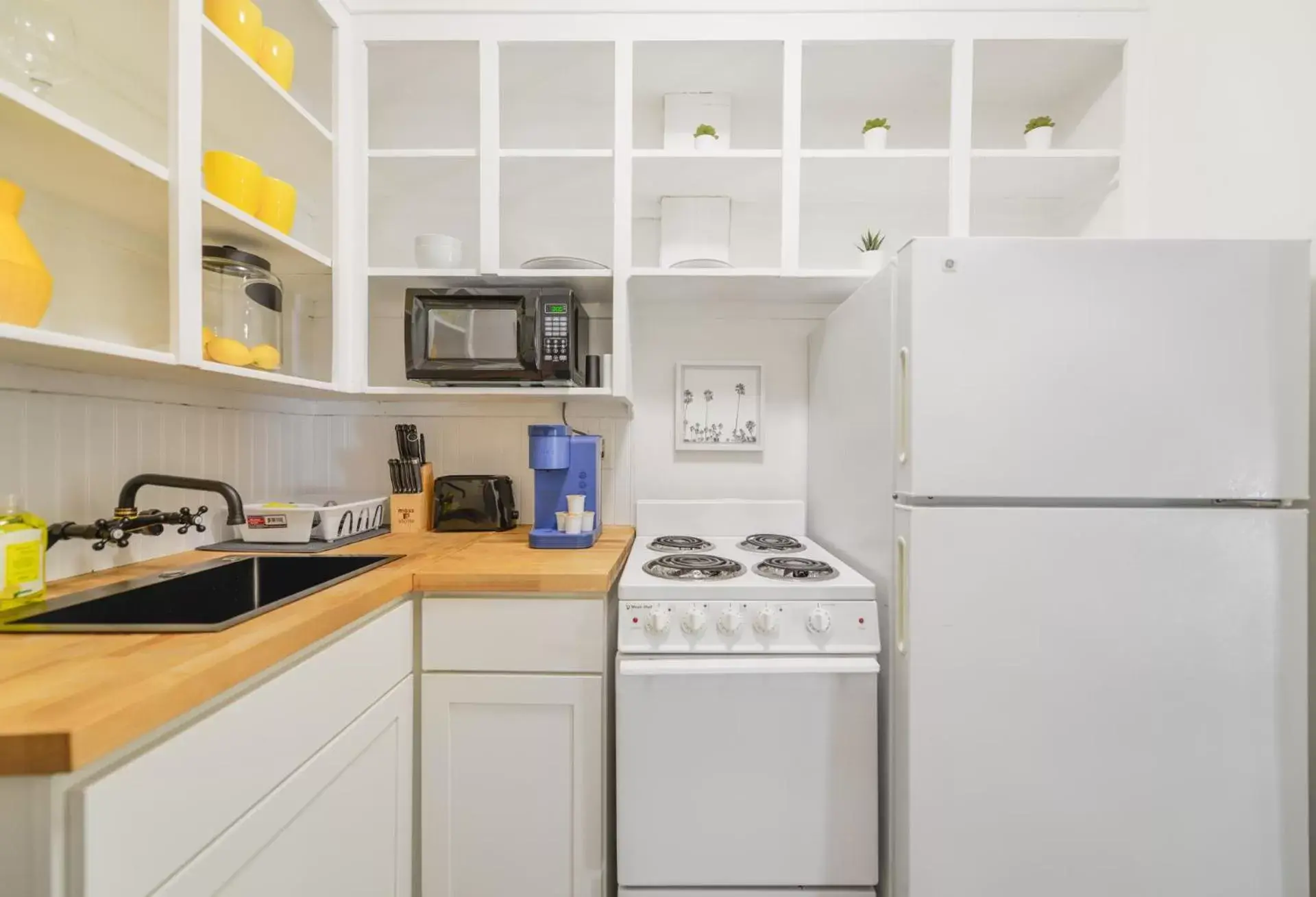 Kitchen or kitchenette, Kitchen/Kitchenette in Alani Bay Villas