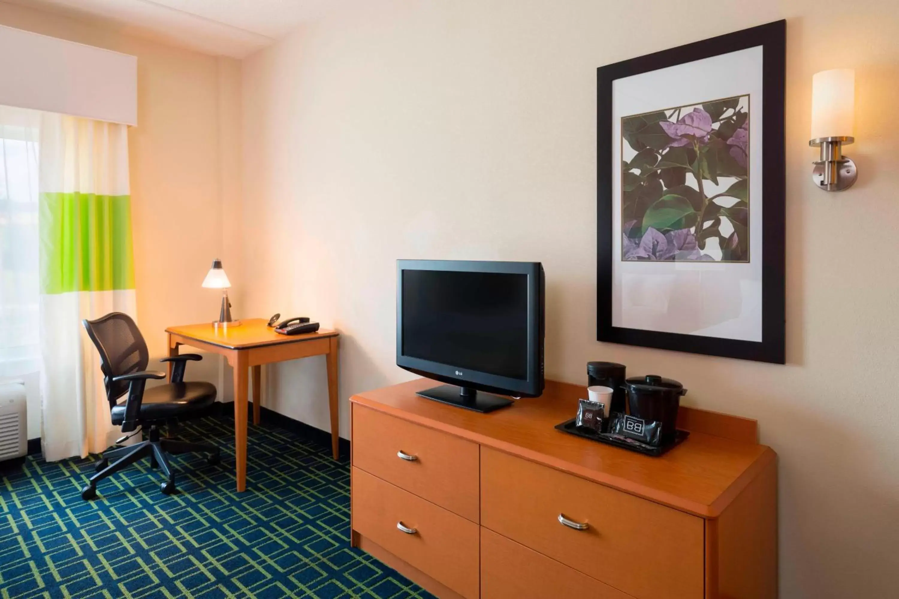 Photo of the whole room, TV/Entertainment Center in Fairfield Inn & Suites Huntingdon Raystown Lake