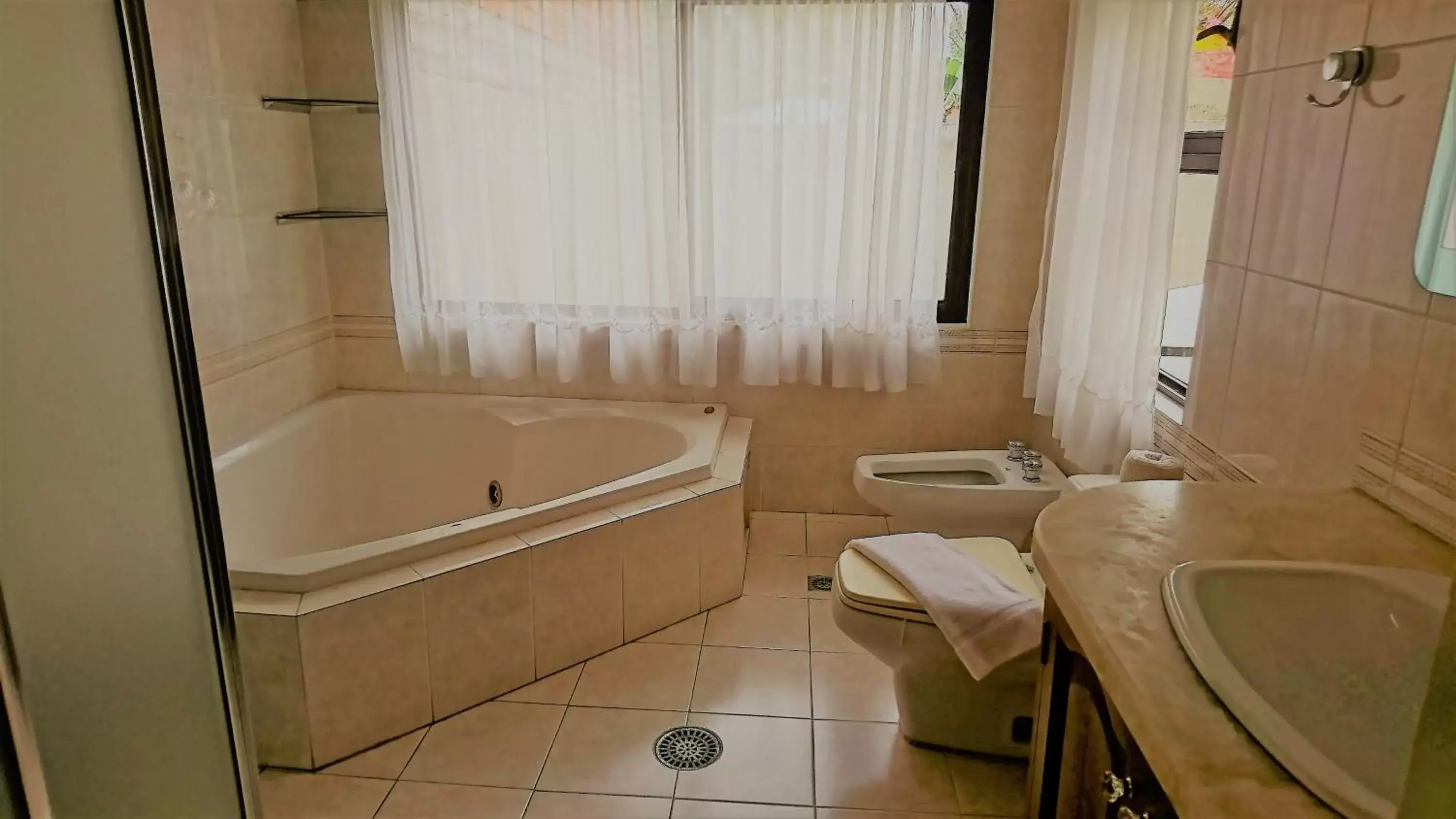 Hot Tub, Bathroom in Hotel Los Ceibos