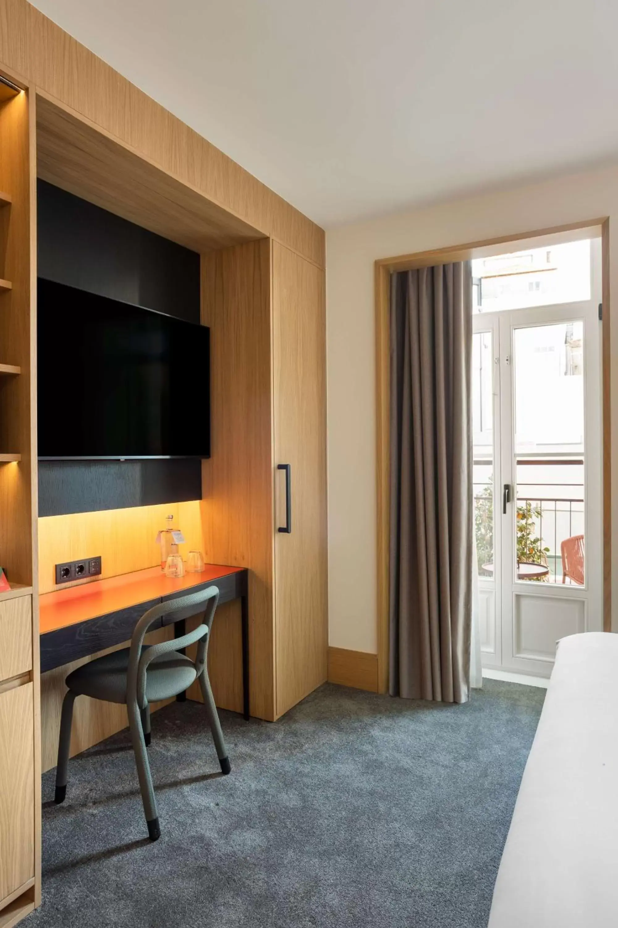 Bed, TV/Entertainment Center in Arts Hotel Porto, Tapestry Collection By Hilton