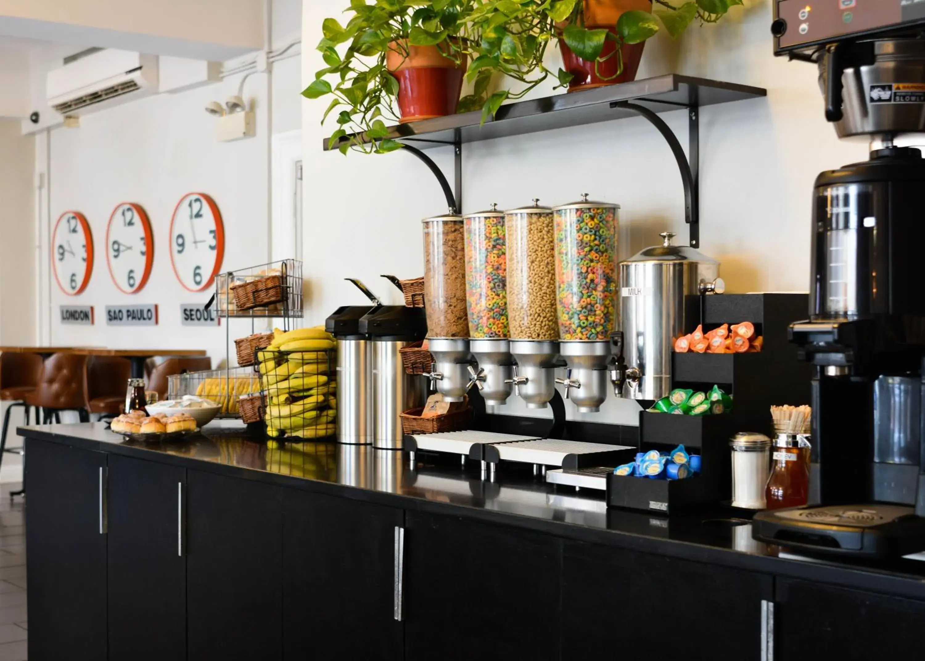 Coffee/tea facilities, Restaurant/Places to Eat in Chicago Getaway Hostel