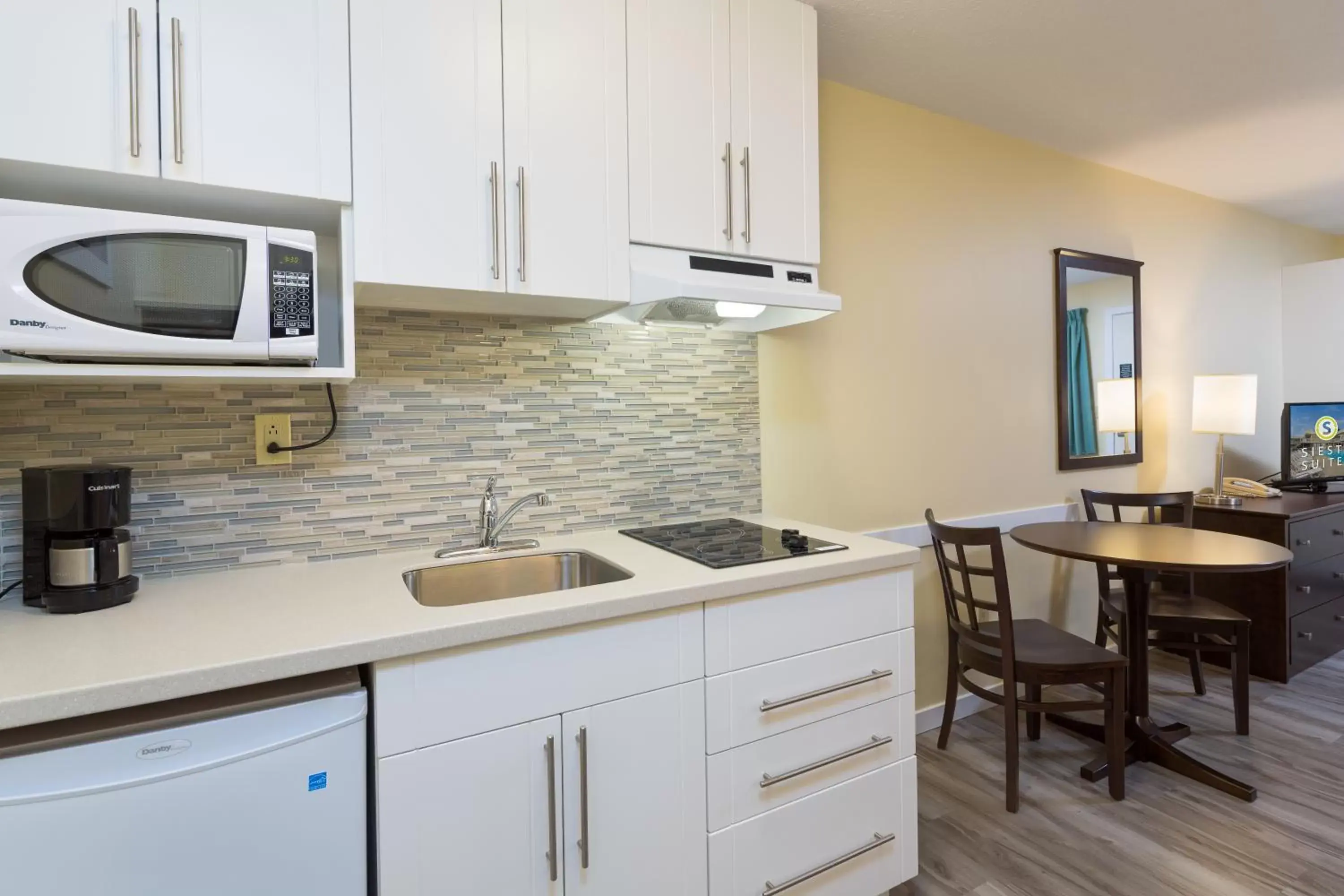 Kitchen or kitchenette, Kitchen/Kitchenette in Siesta Suites