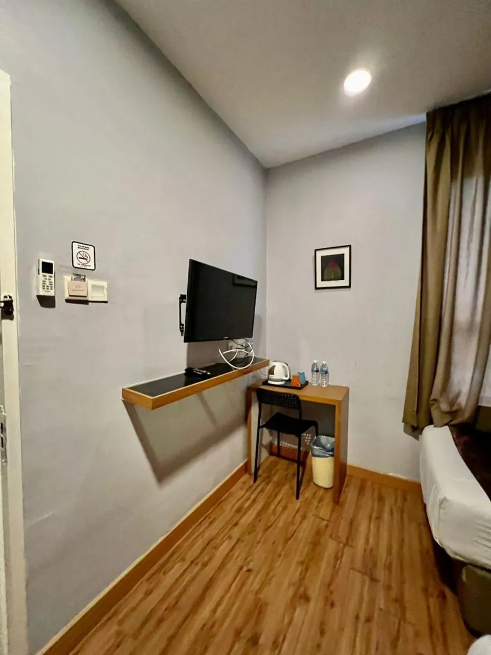 TV/Entertainment Center in Hotel Zamburger Second Link