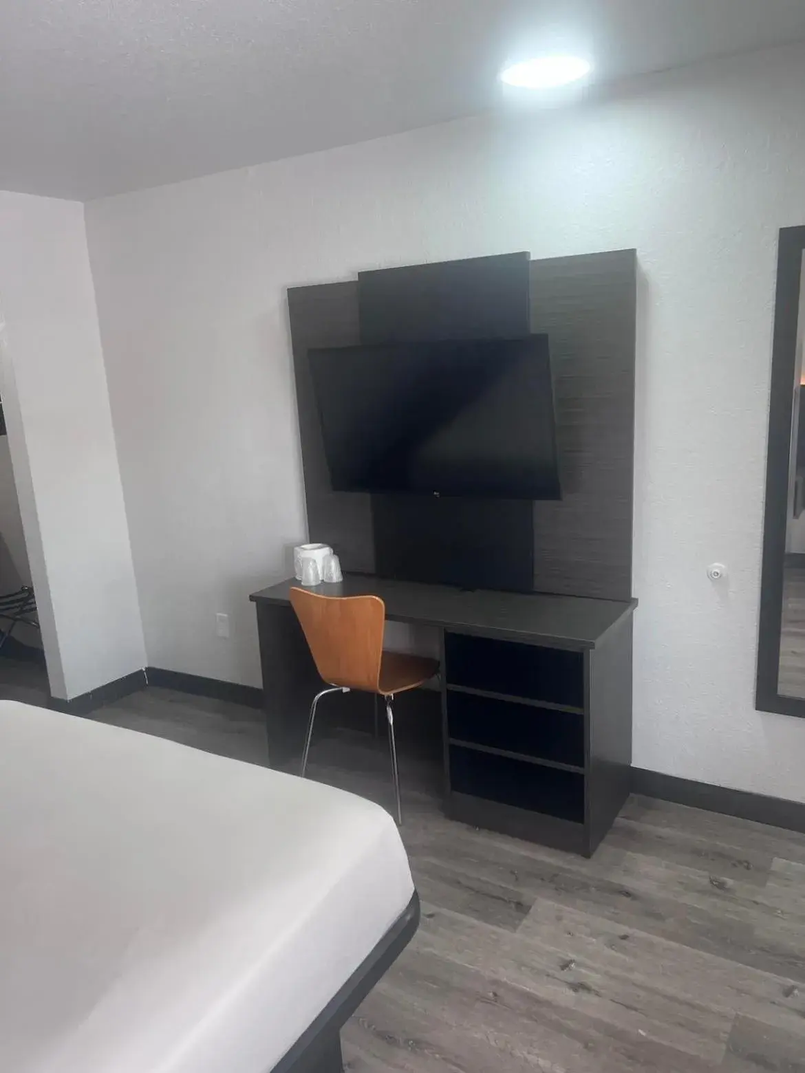 Bedroom, TV/Entertainment Center in Motel 6-Orlando, FL - Winter Park
