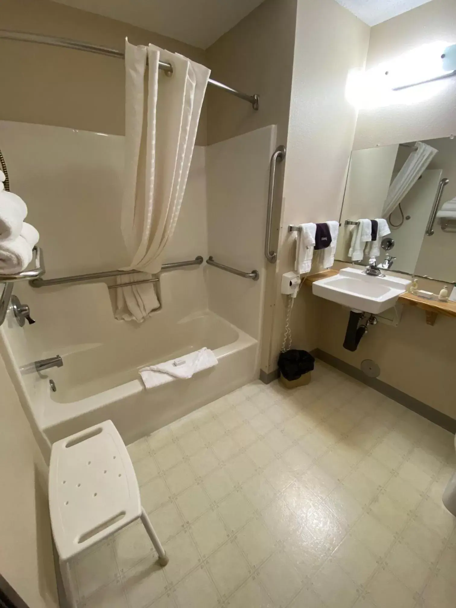Bathroom in Boarders Inn & Suites by Cobblestone Hotels - Broken Bow