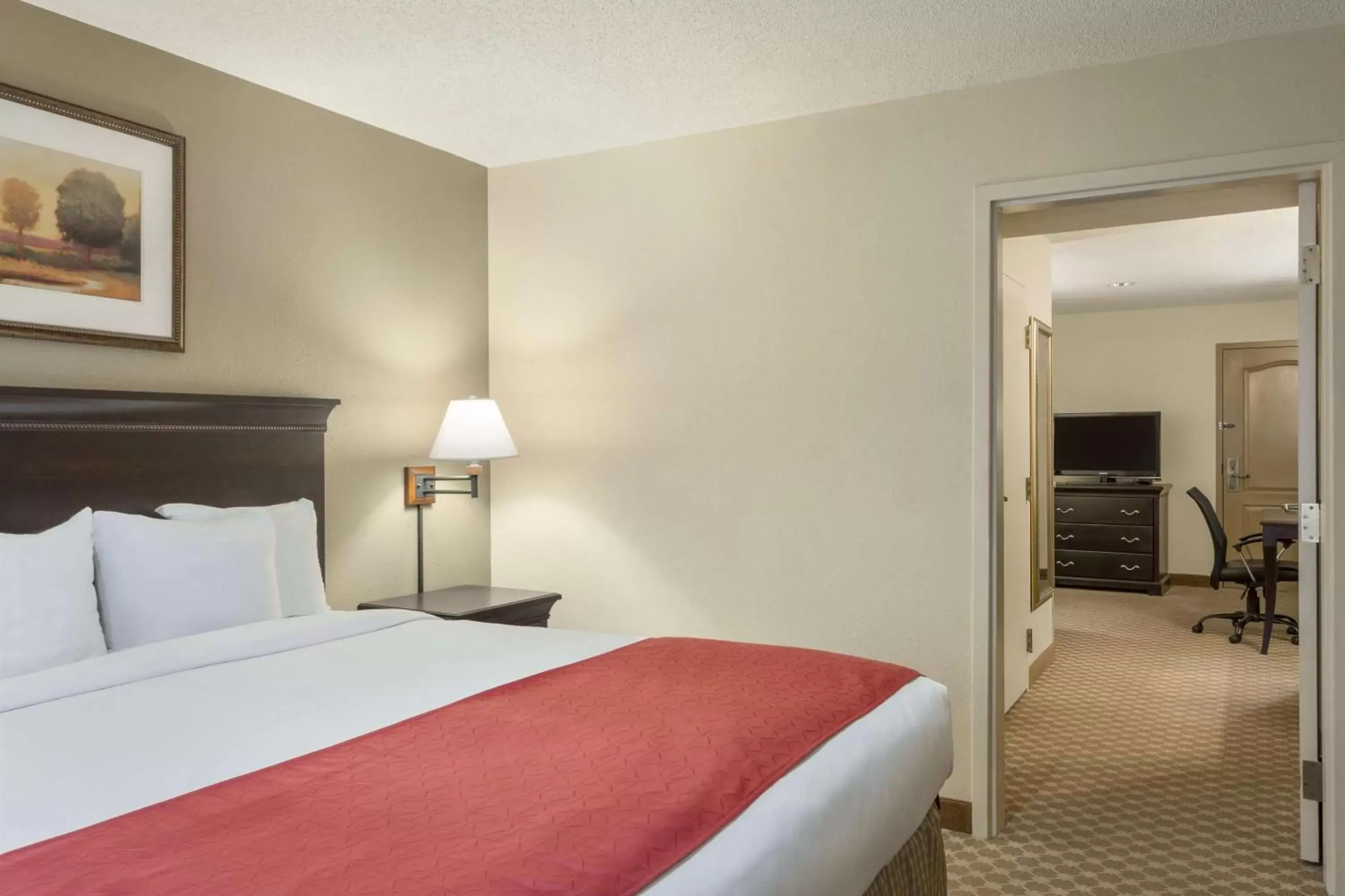 Photo of the whole room, Bed in Country Inn & Suites by Radisson, Tuscaloosa, AL