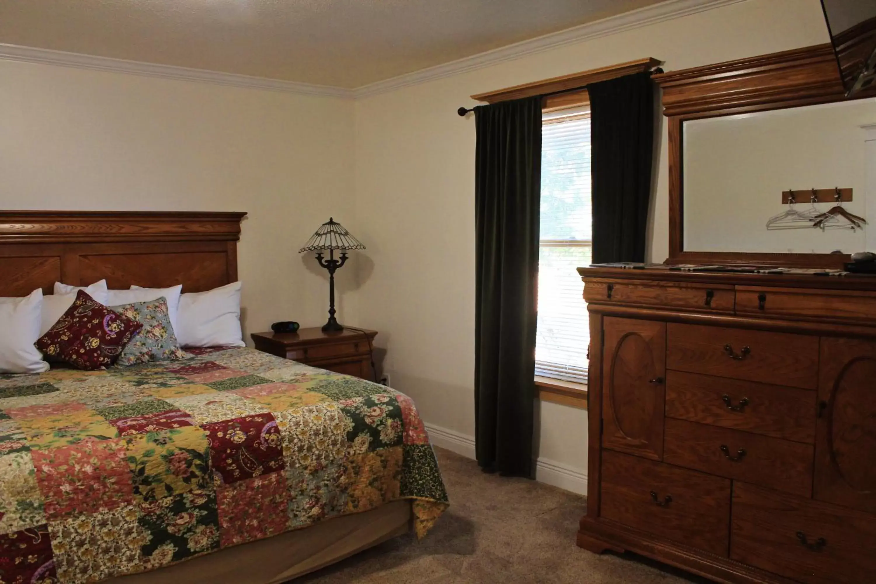 Bedroom, Bed in Bowen Motel