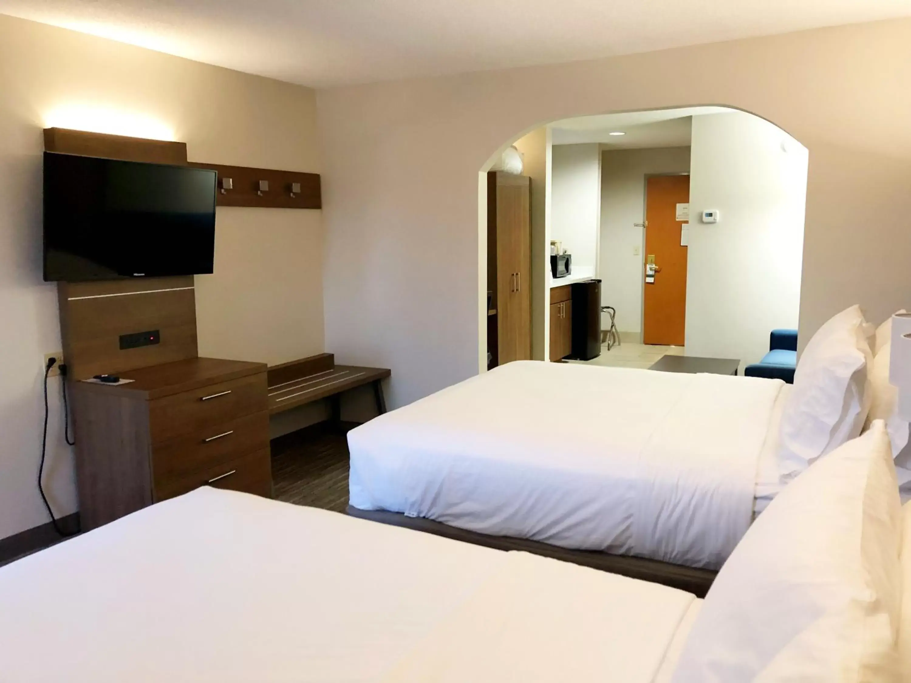 Photo of the whole room, Bed in Holiday Inn Express & Suites Harrison, an IHG Hotel