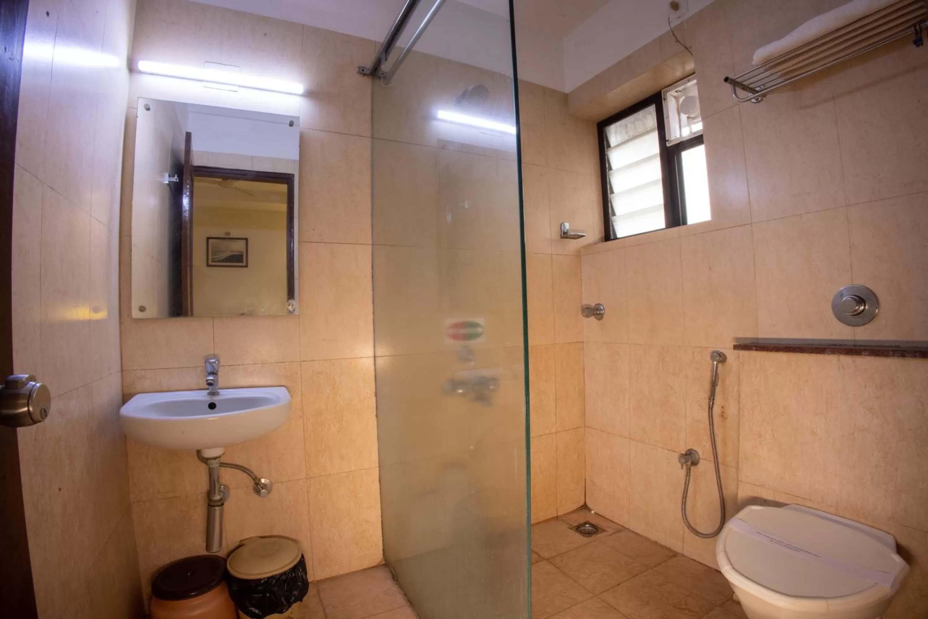 Bathroom in Metro Plaza Hotel by RAK Rooms, Mangaluru