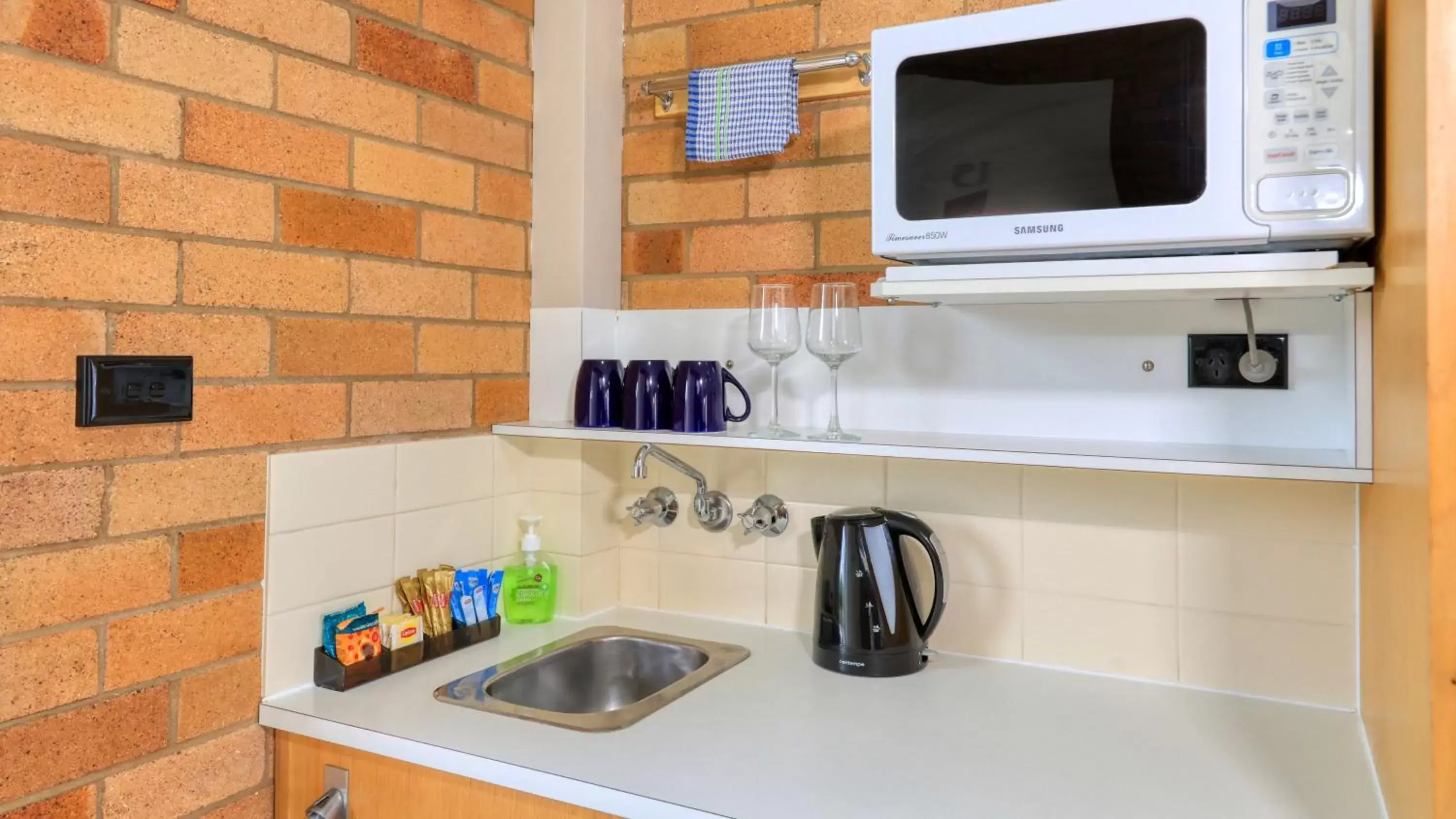 Kitchen/Kitchenette in Court Street Motel