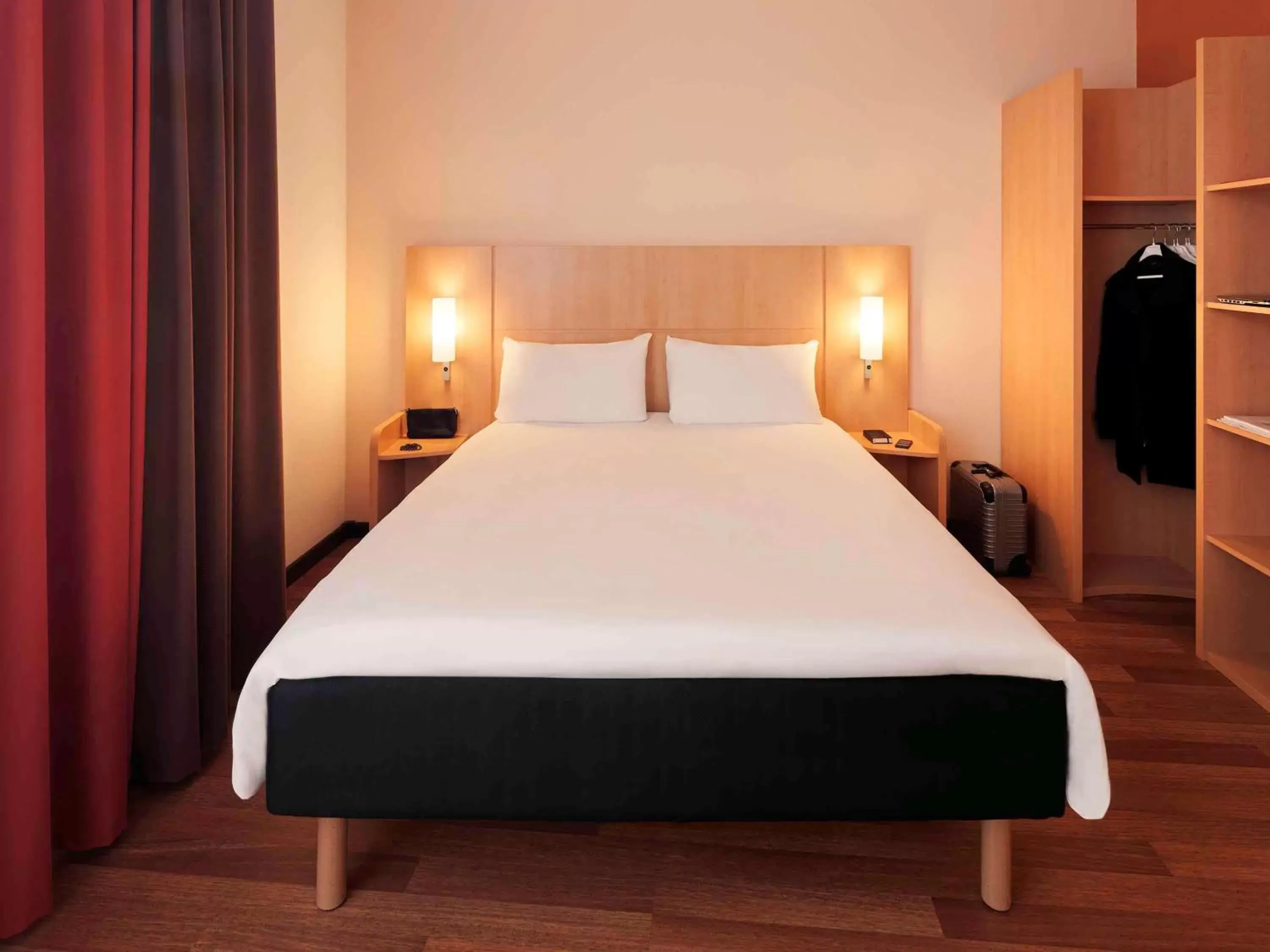 Photo of the whole room, Bed in ibis Hotel Nürnberg Altstadt