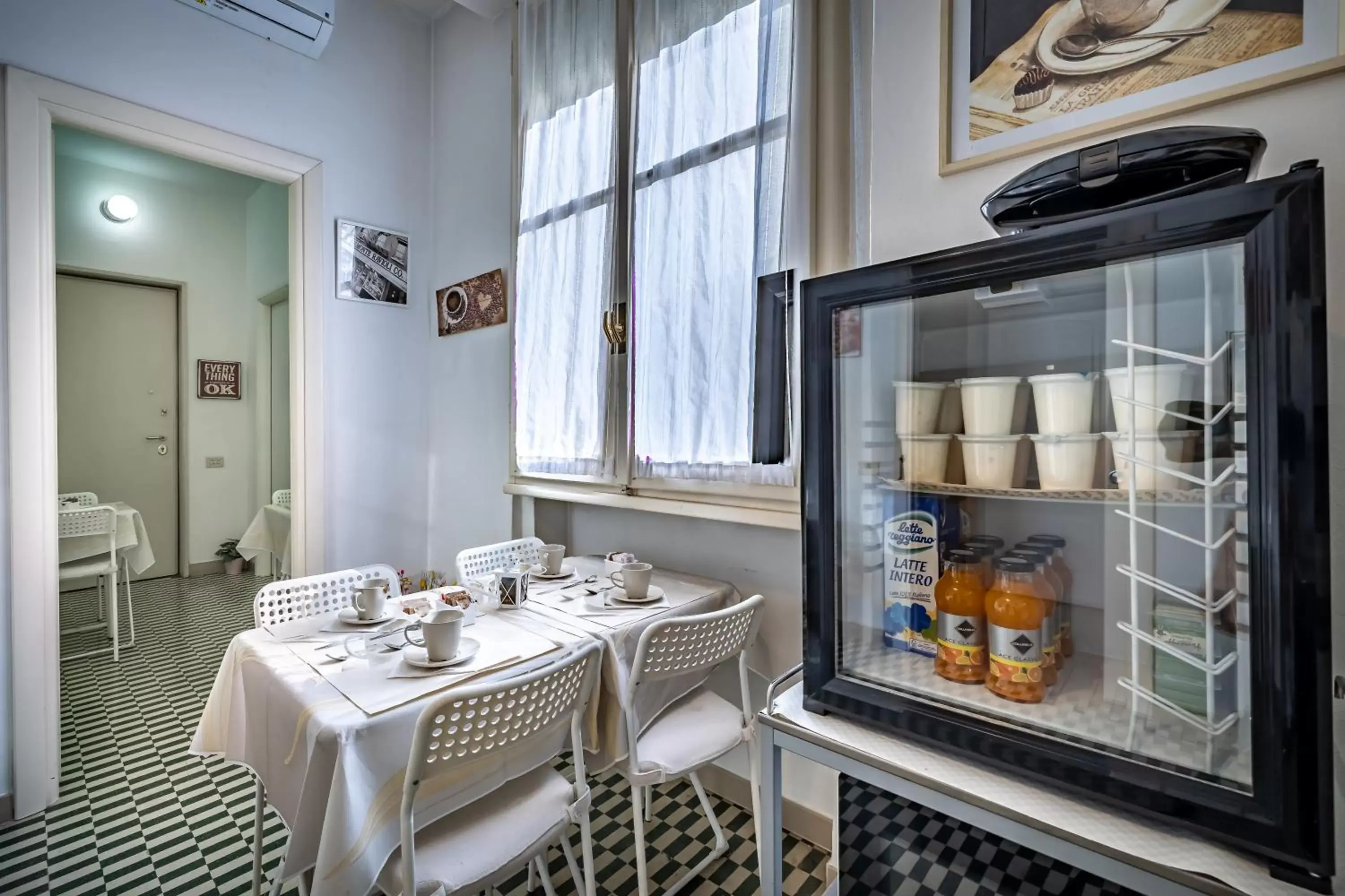 Coffee/tea facilities, Restaurant/Places to Eat in Maison Bianca B&B