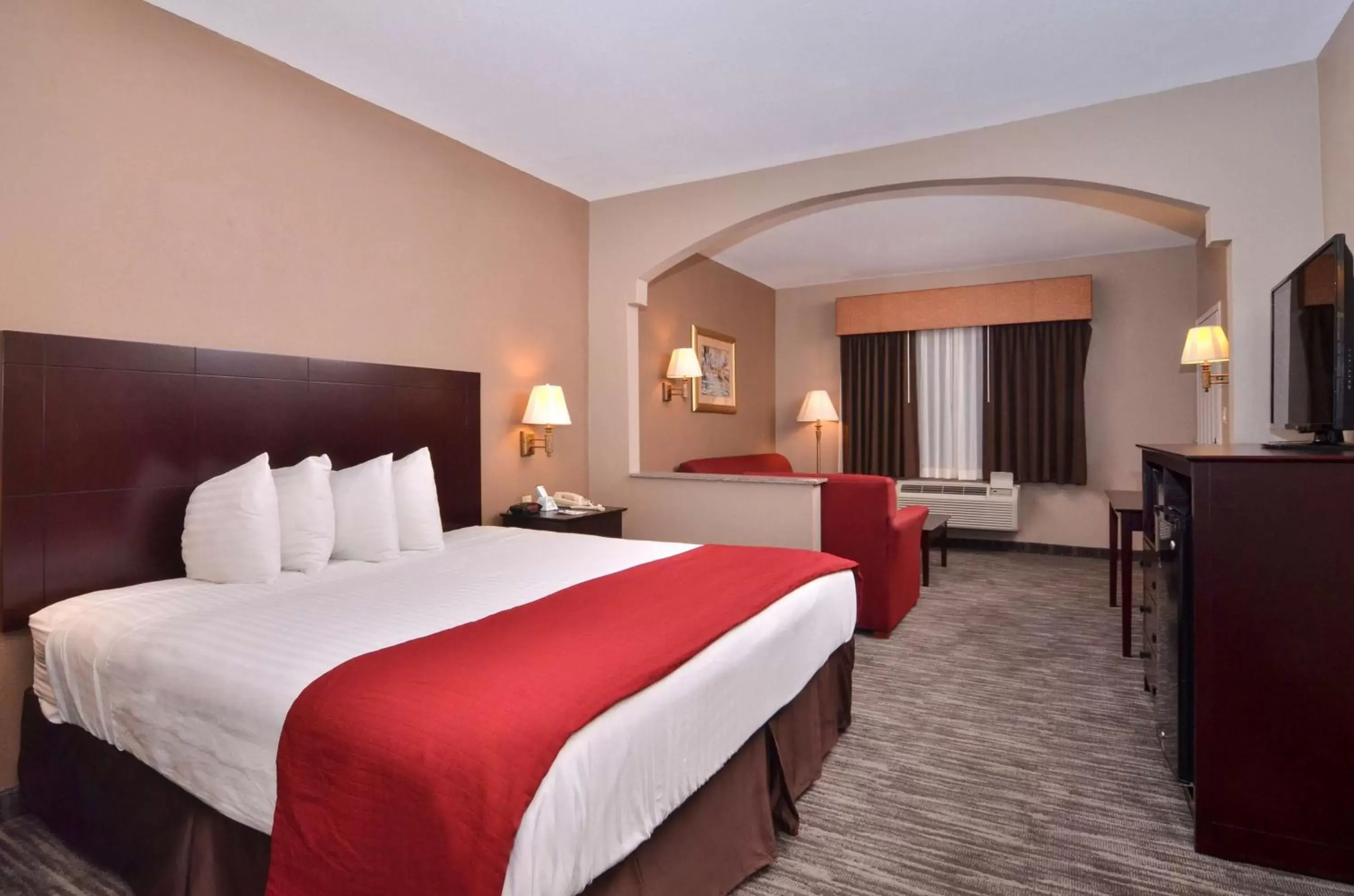 Photo of the whole room, Bed in Best Western Dayton Inn & Suites