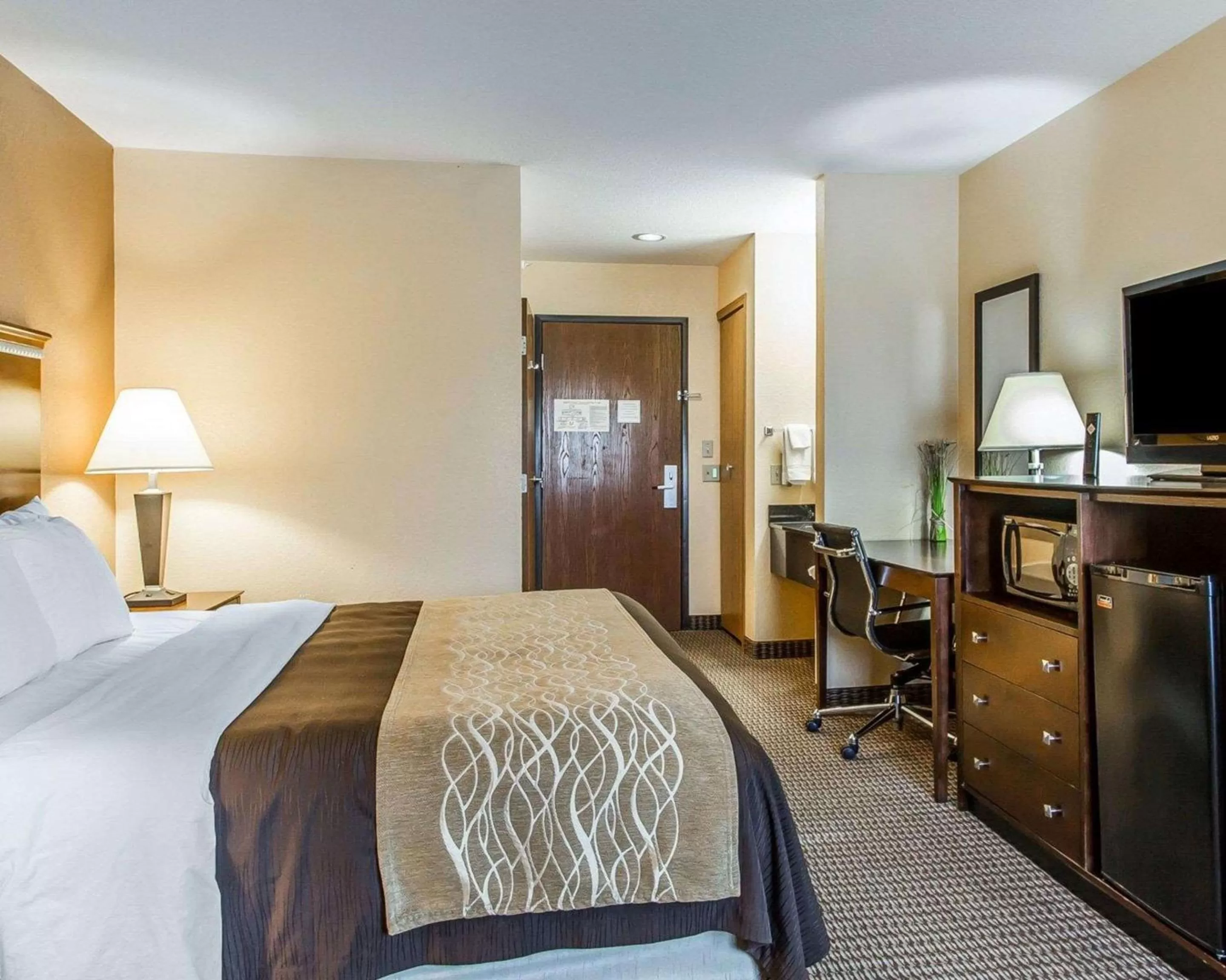 Photo of the whole room, Bed in Quality Inn & Suites Mount Pleasant