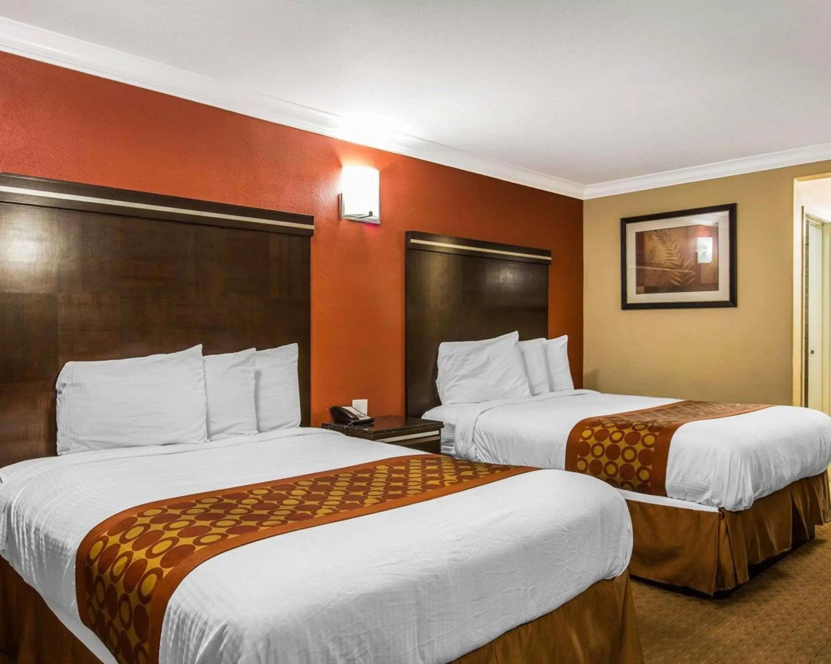 Photo of the whole room, Bed in Rodeway Inn & Suites Corona