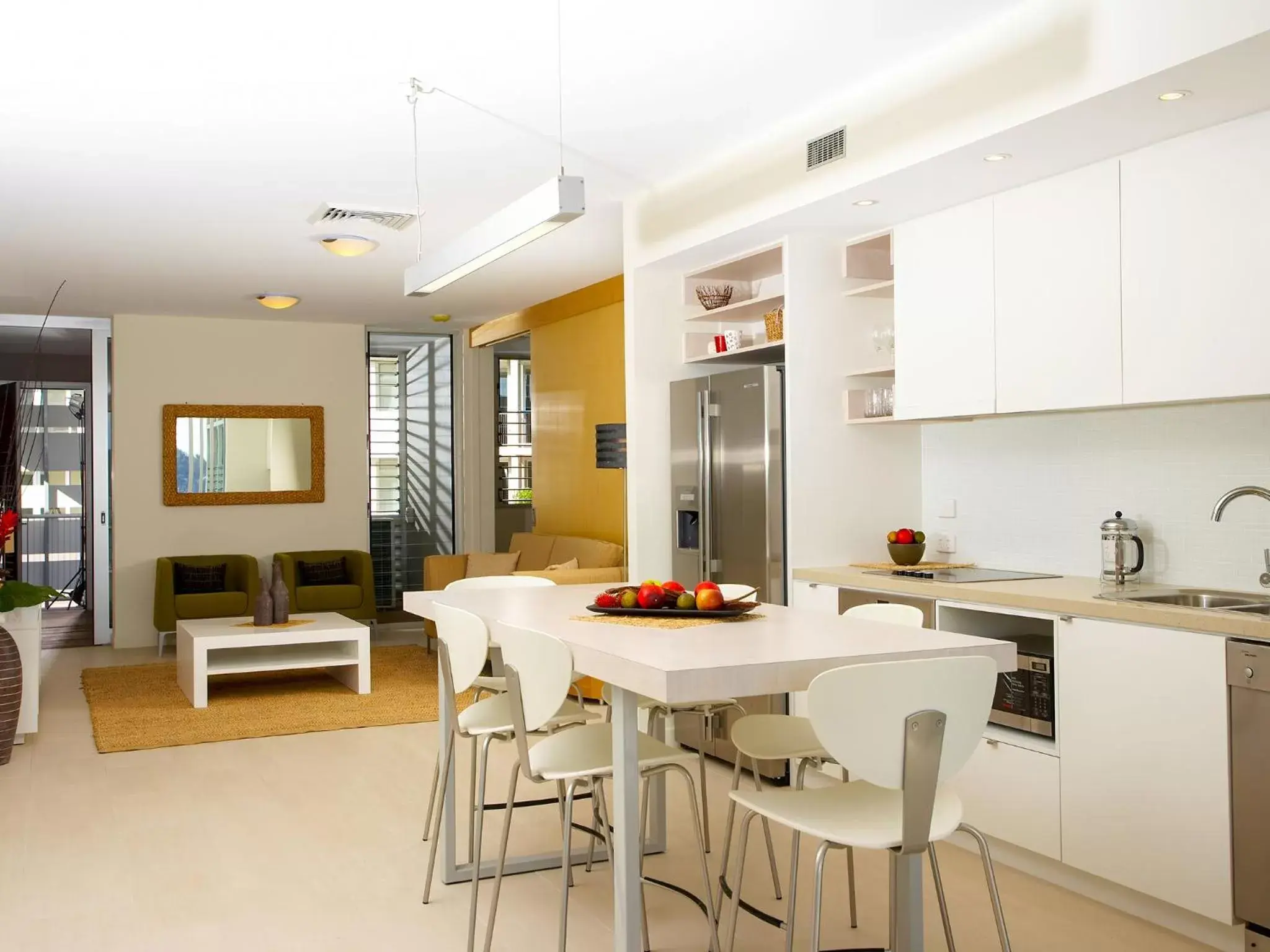Dining area, Kitchen/Kitchenette in Grand Mercure Apartments Magnetic Island