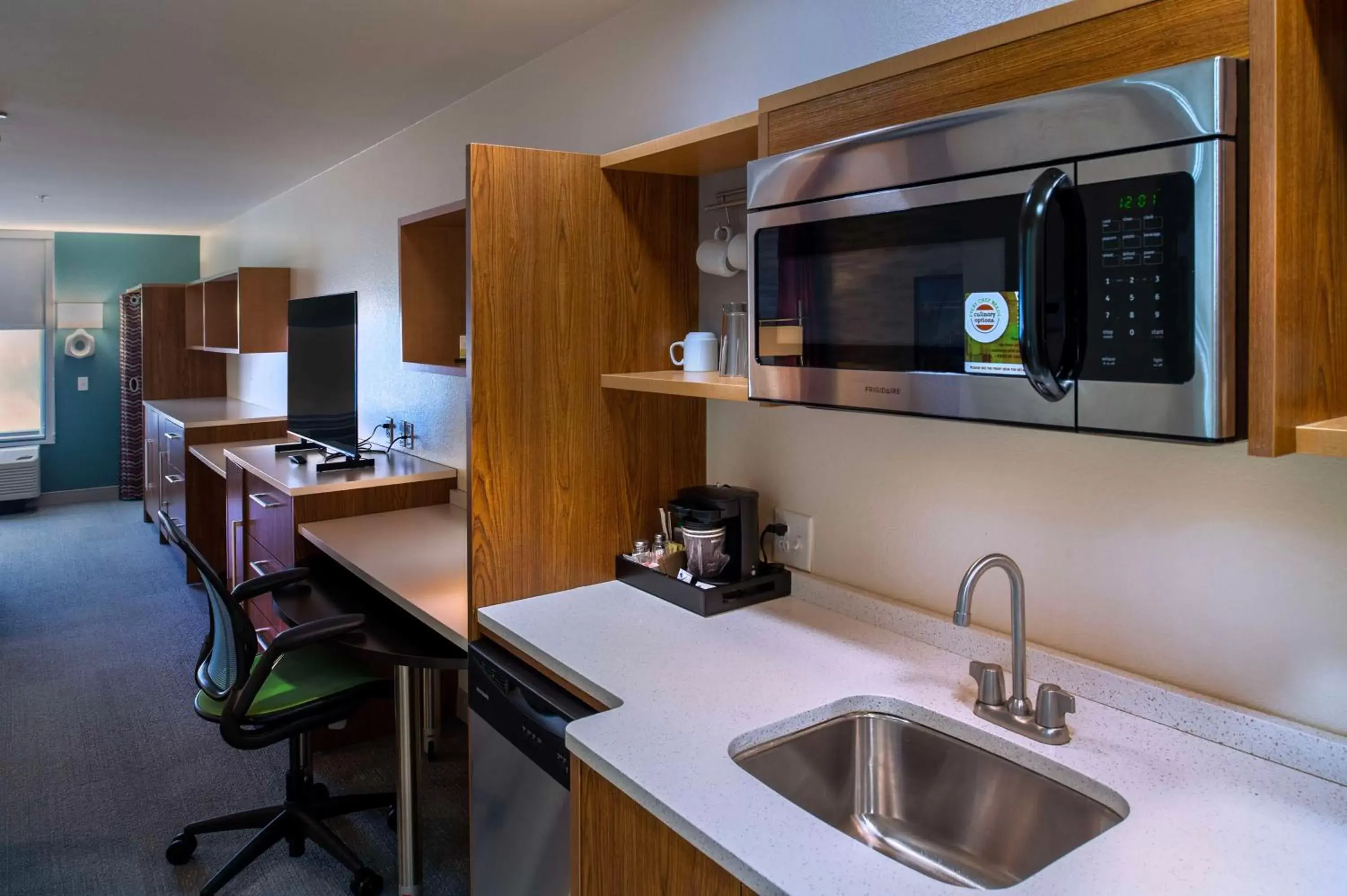 TV and multimedia, Kitchen/Kitchenette in Home2 Suites St. Louis / Forest Park