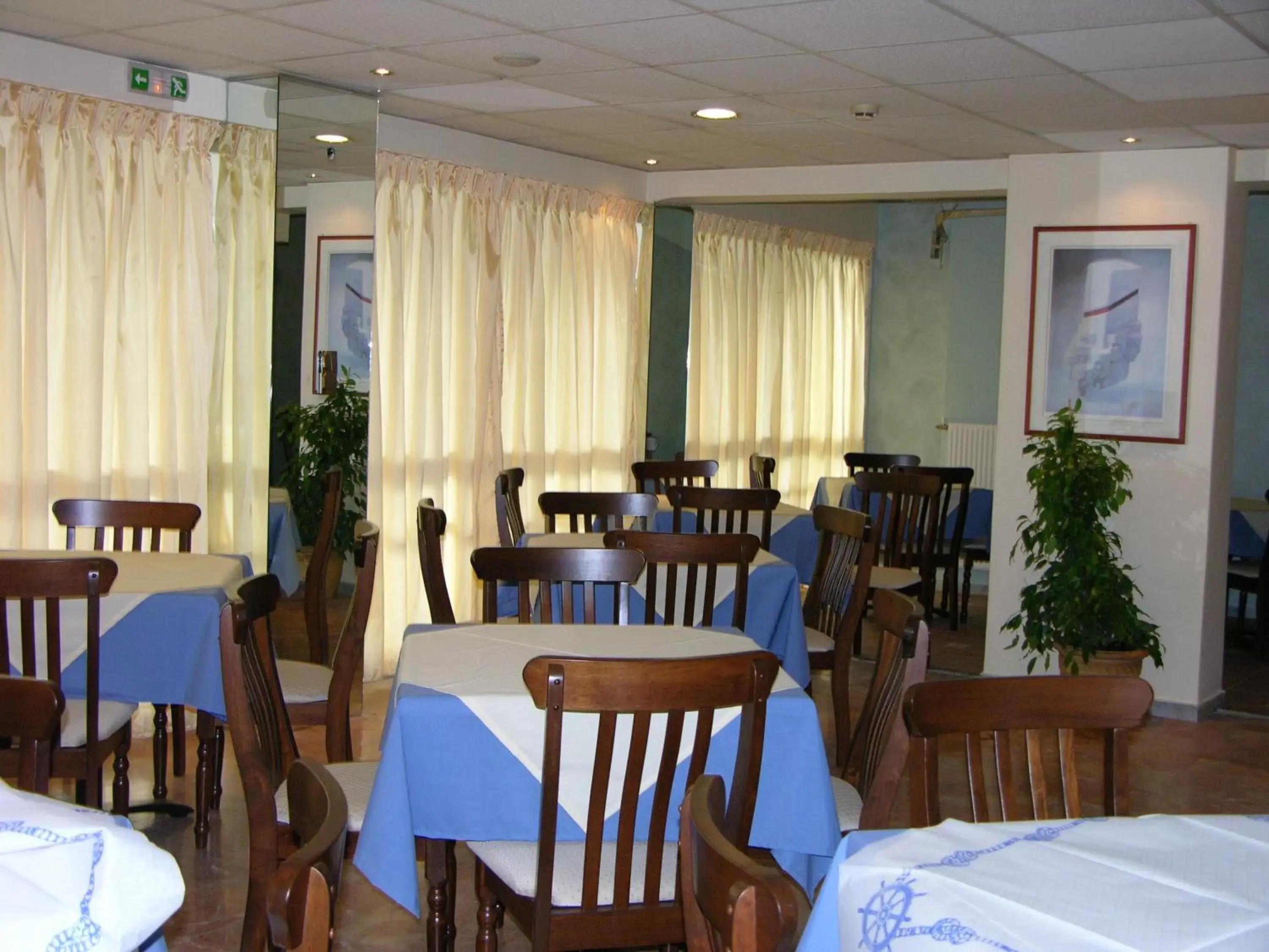 Restaurant/Places to Eat in Apollo Hotel