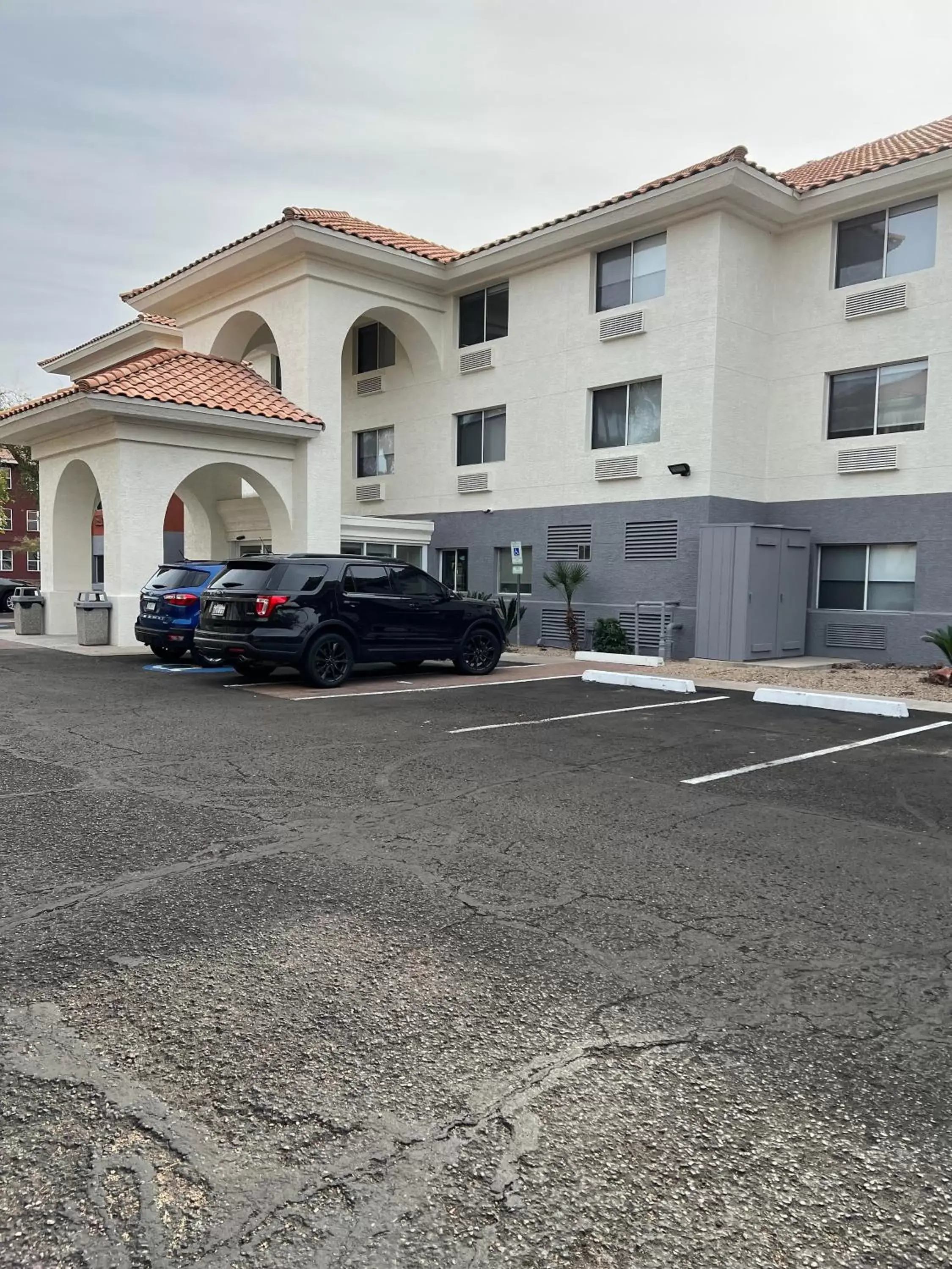 Property Building in Holiday Inn Express & Suites Phoenix - Mesa West, an IHG Hotel