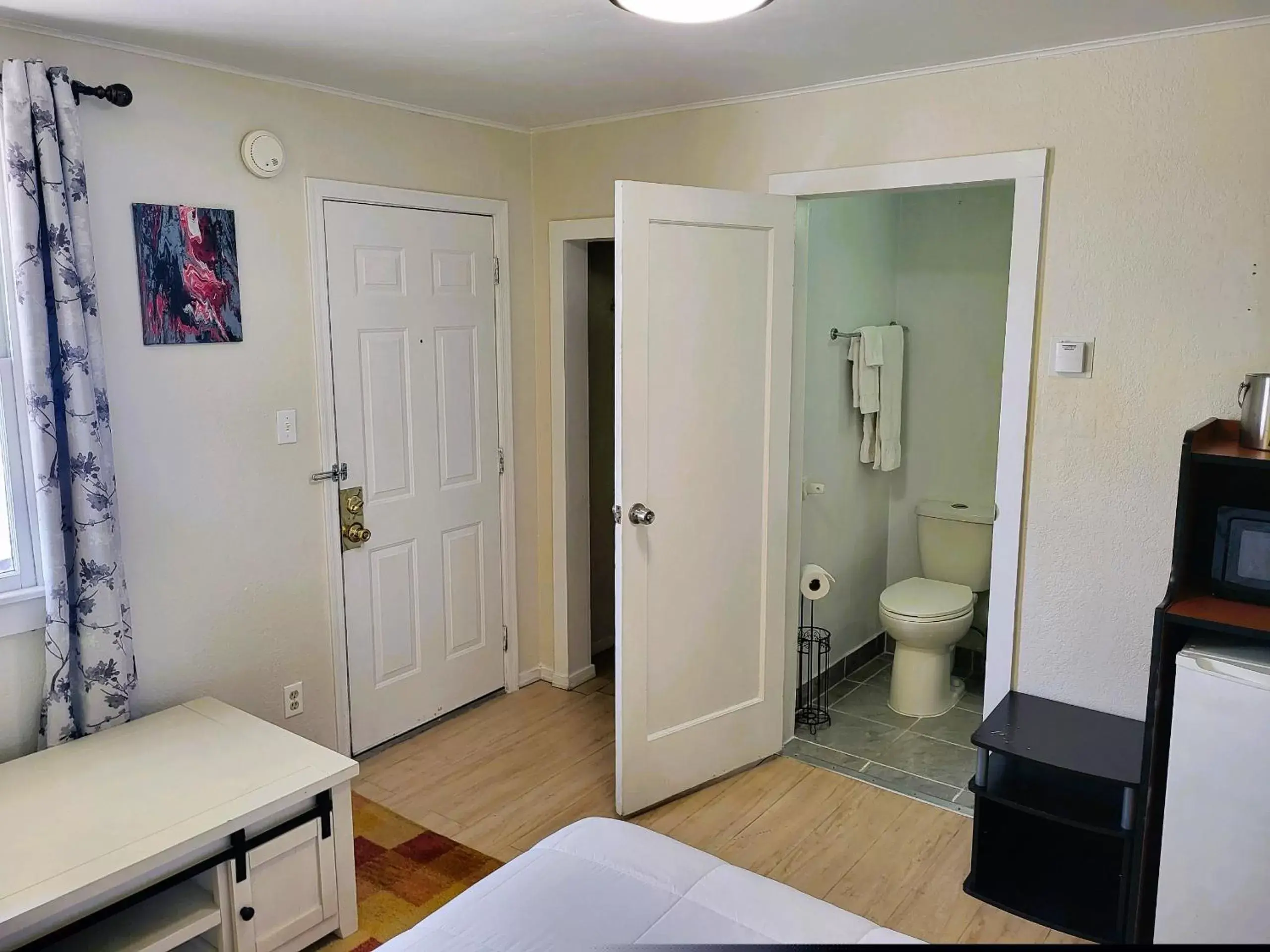Toilet, Bathroom in Rose's Motel