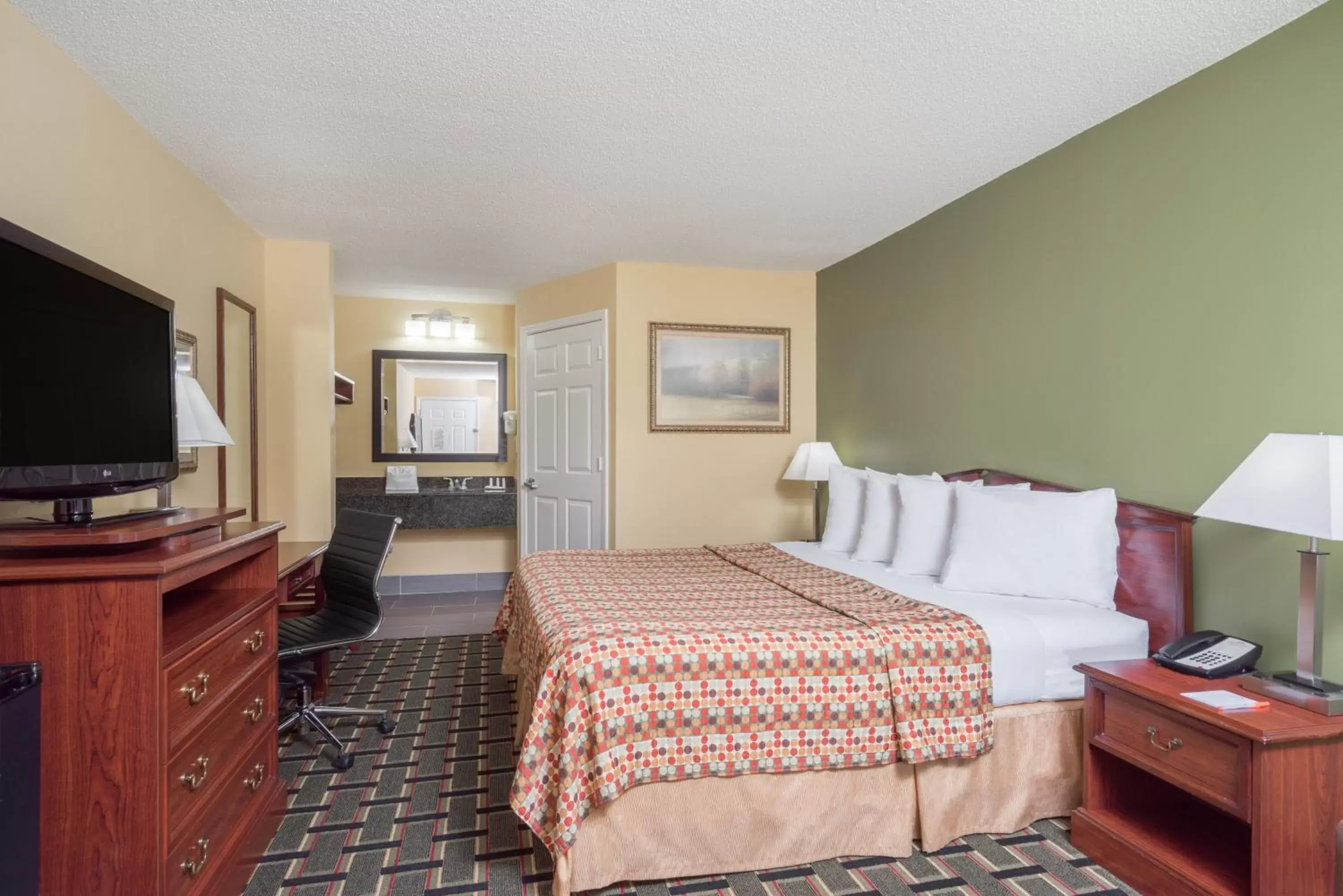 Photo of the whole room, Bed in Howard Johnson by Wyndham Dalton