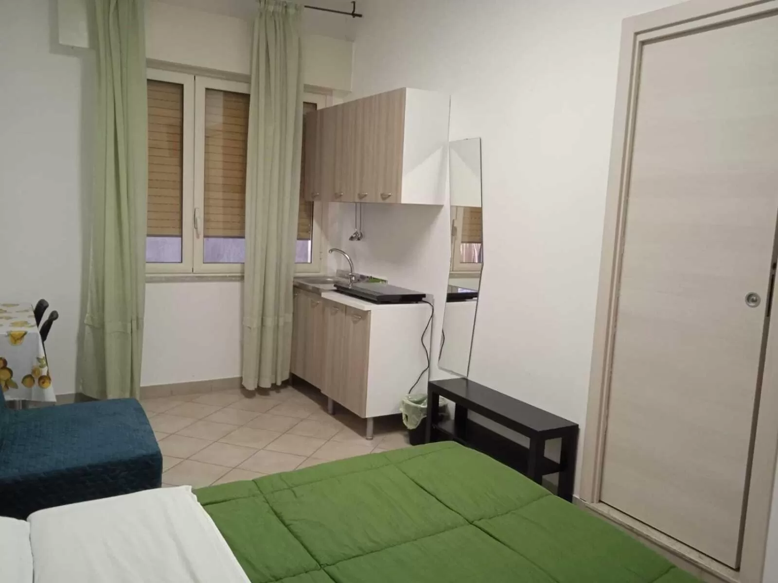 Kitchen or kitchenette, Bed in B&B Into Palermo Rooms vicino al teatro Massimo