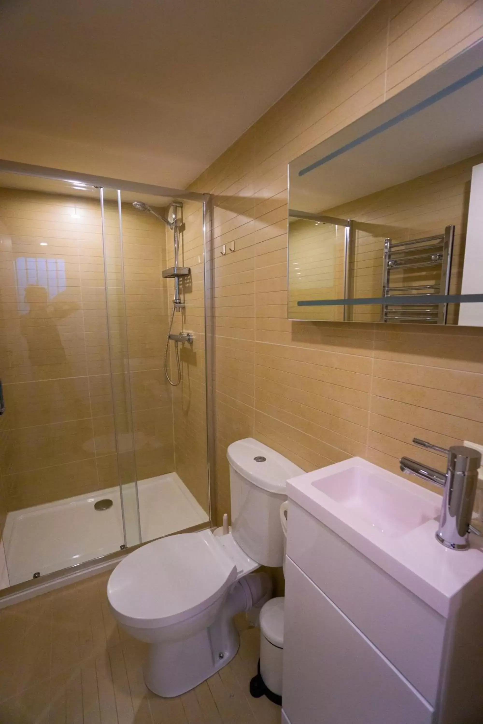Bathroom in Largigi, Free Parking, Close to the Beach and Town Centre Rooms
