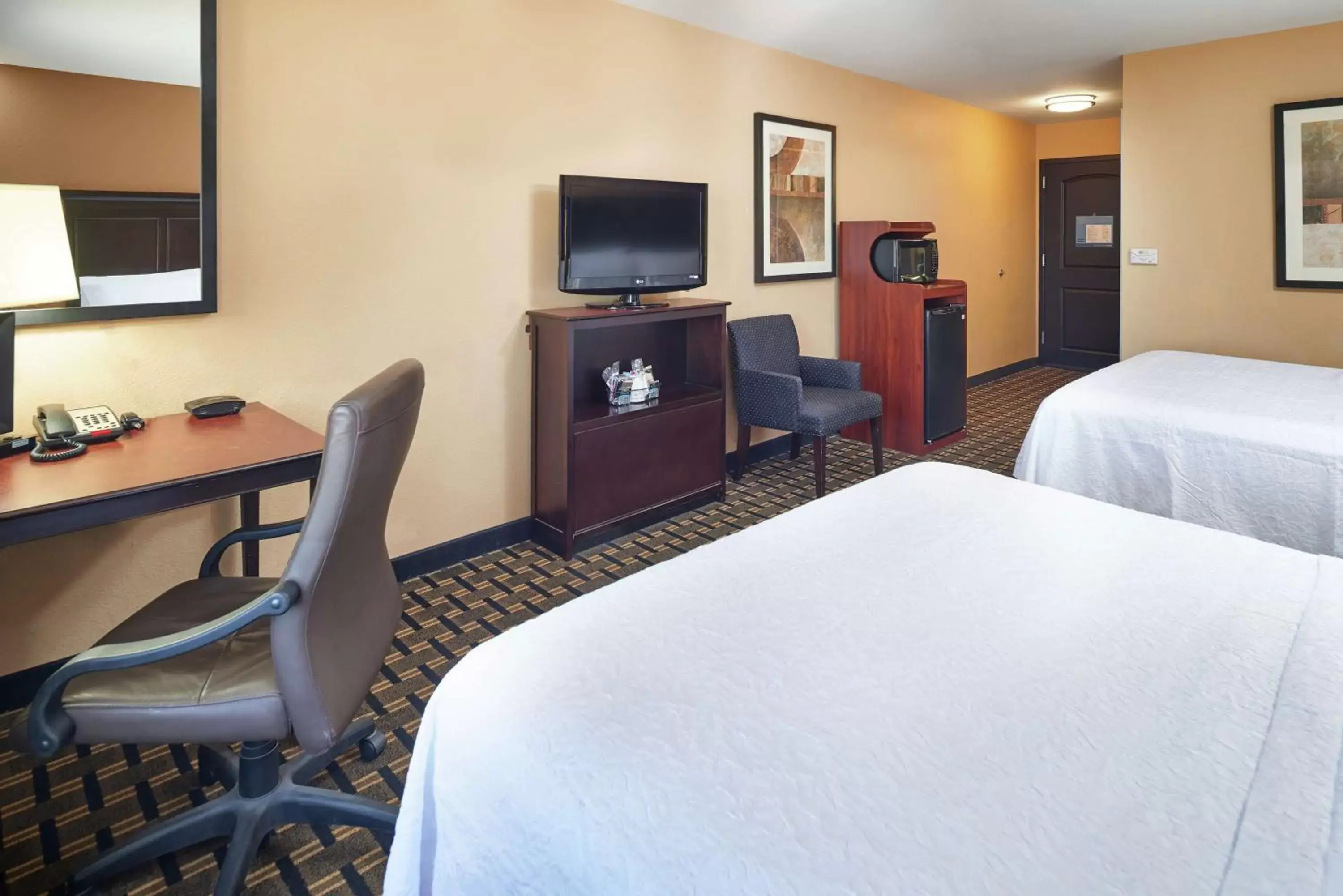 Bedroom, TV/Entertainment Center in Hampton Inn Sweetwater