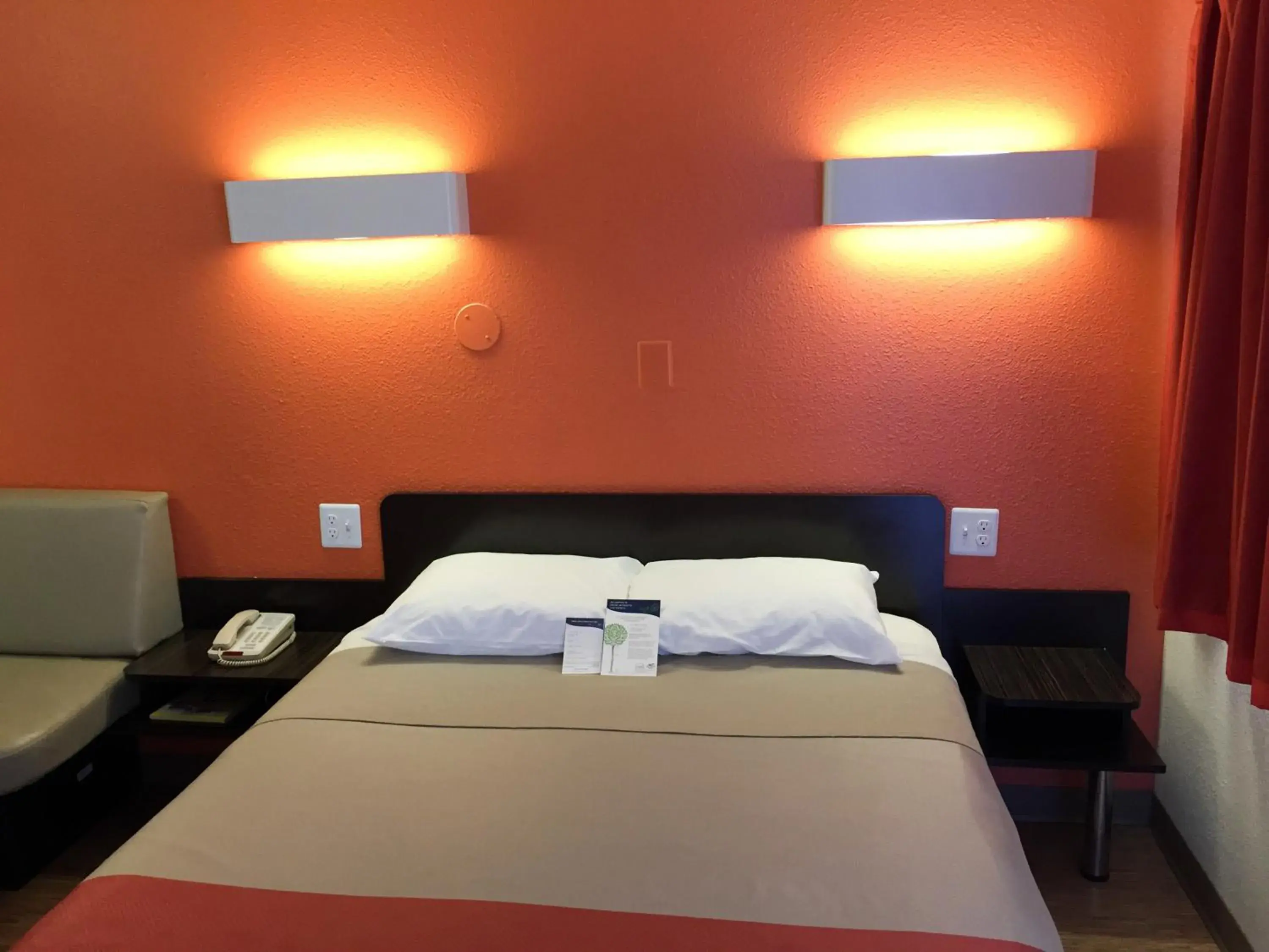 Bedroom, Bed in Motel 6-Oroville, CA
