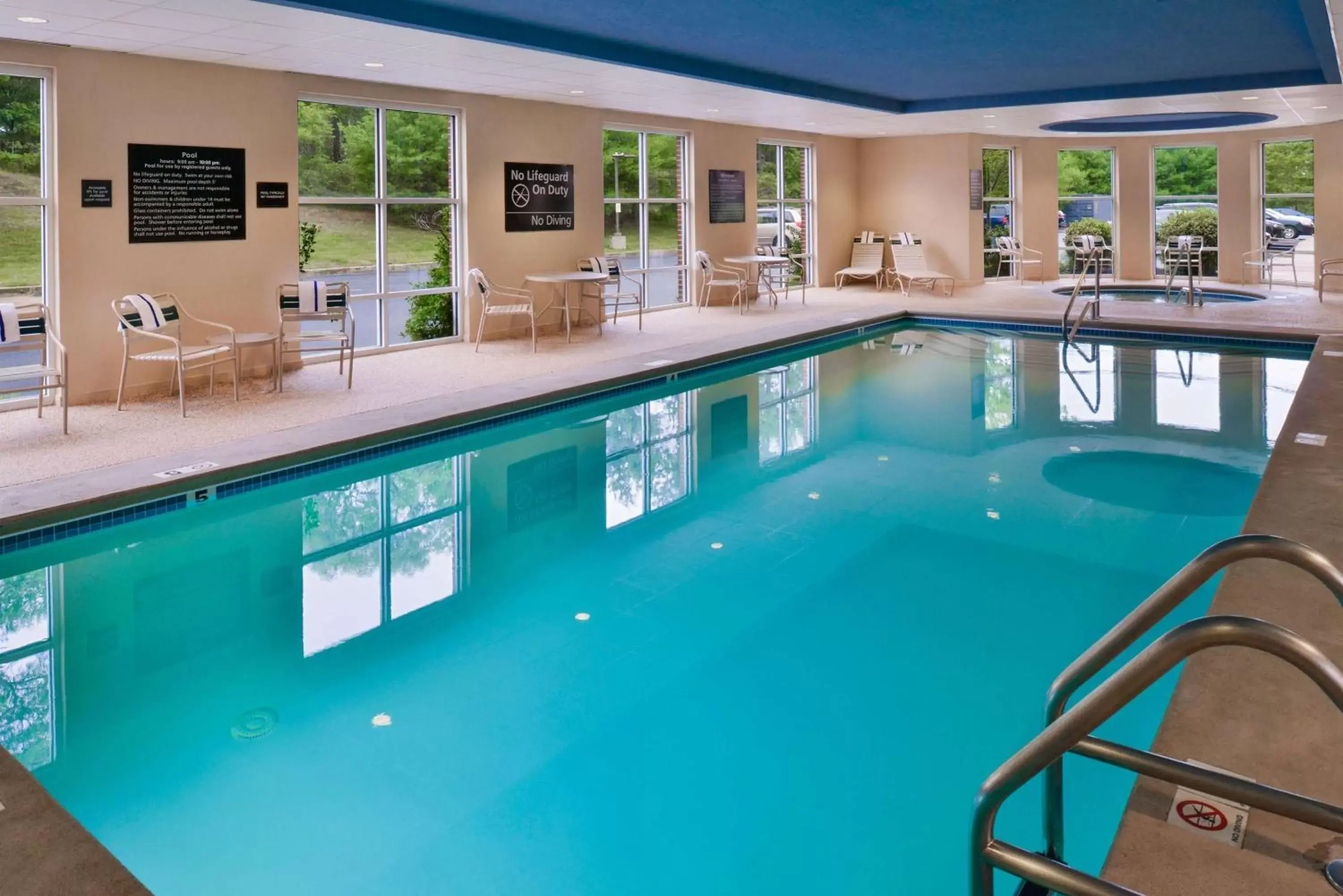 Swimming Pool in Hampton Inn & Suites by Hilton Plymouth