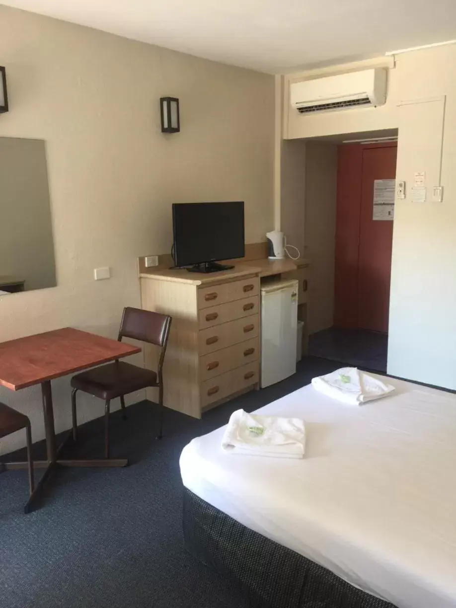 Bed in Darwin Poinciana Inn